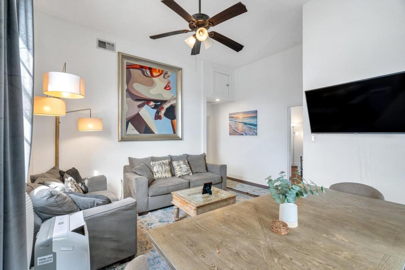 Chic Retreat On Streetcar Line W Pool Holiday home *