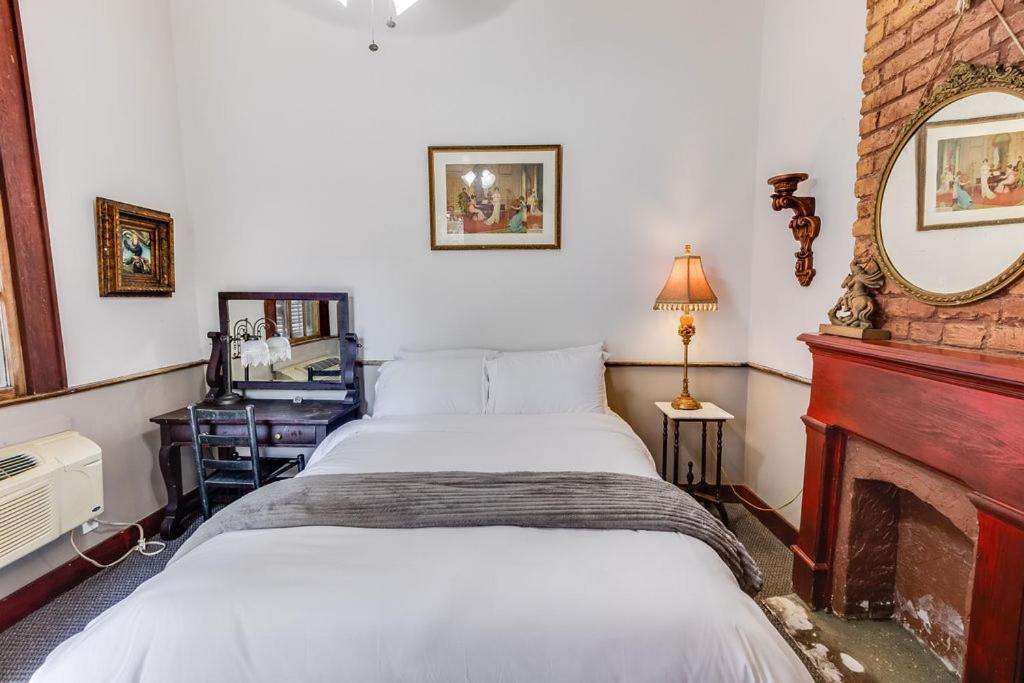 Royal Barracks Guest house *