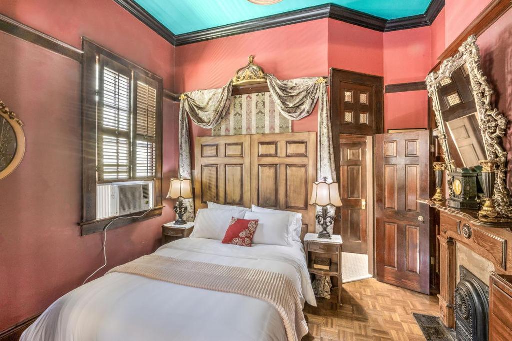 Royal Barracks Guest house *