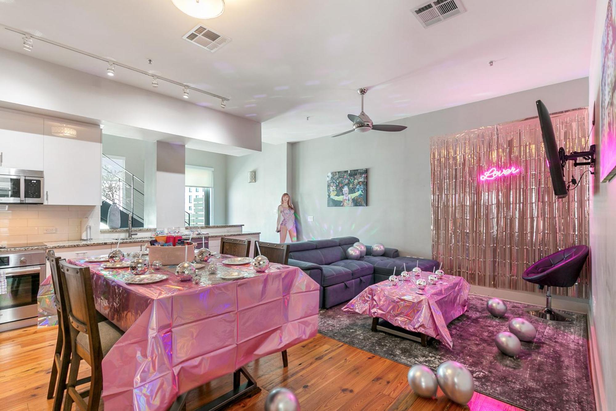 California Building By Hosteeva Apartment