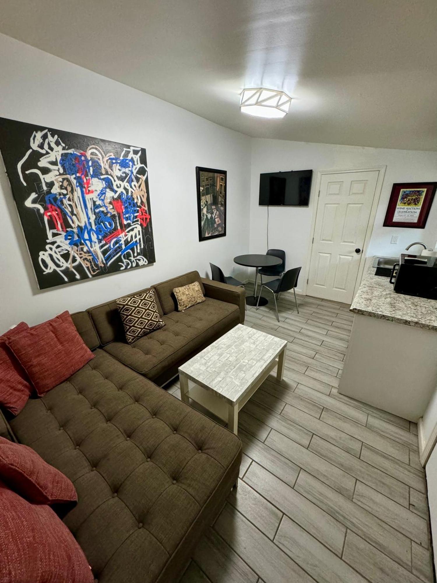 One Bedroom With Hot Tub 2 Blocks To Magazine Street