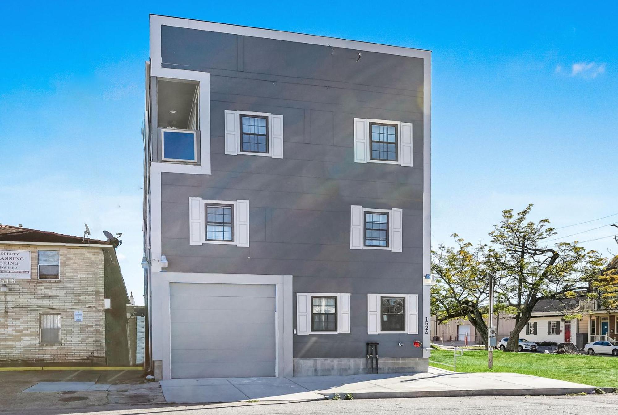 Apartment Spacious And Fully Furnished Near St. Charles *