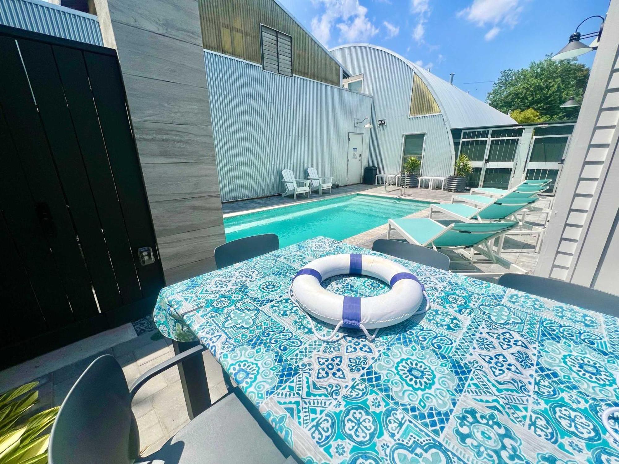 The Moon Quonset Hut Vacation Heated & Chilled Pool Holiday home *