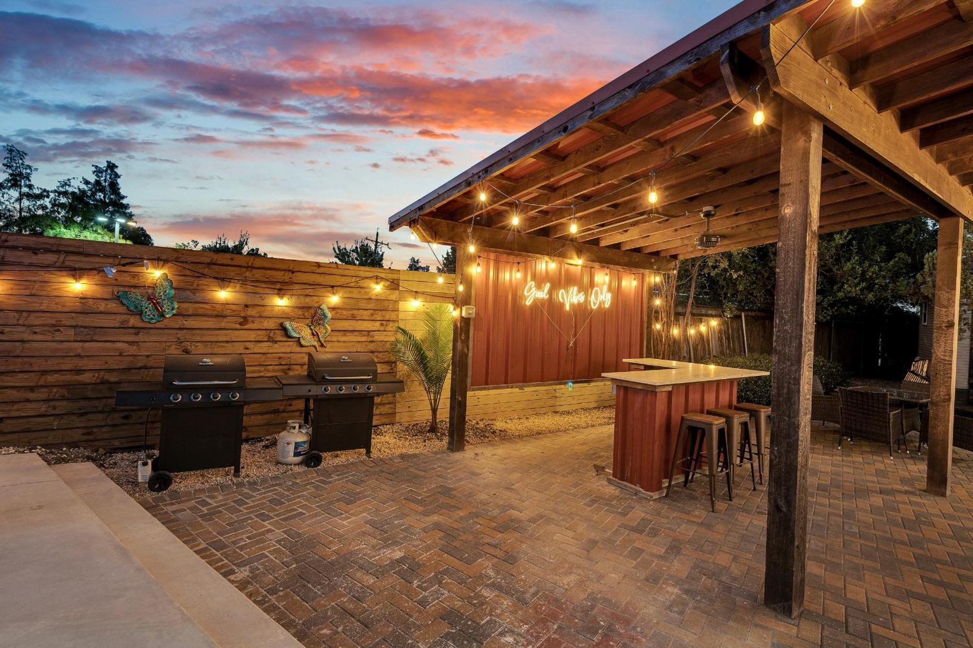 Chic Retreat On Streetcar Line W Pool