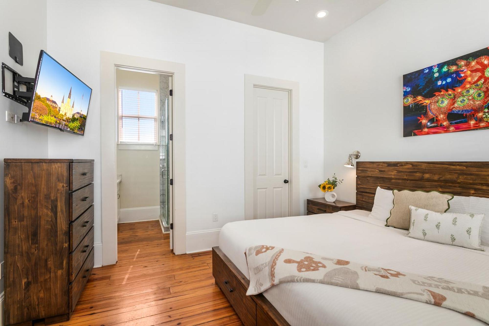 Apartment 3br On Carondelet By Hosteeva