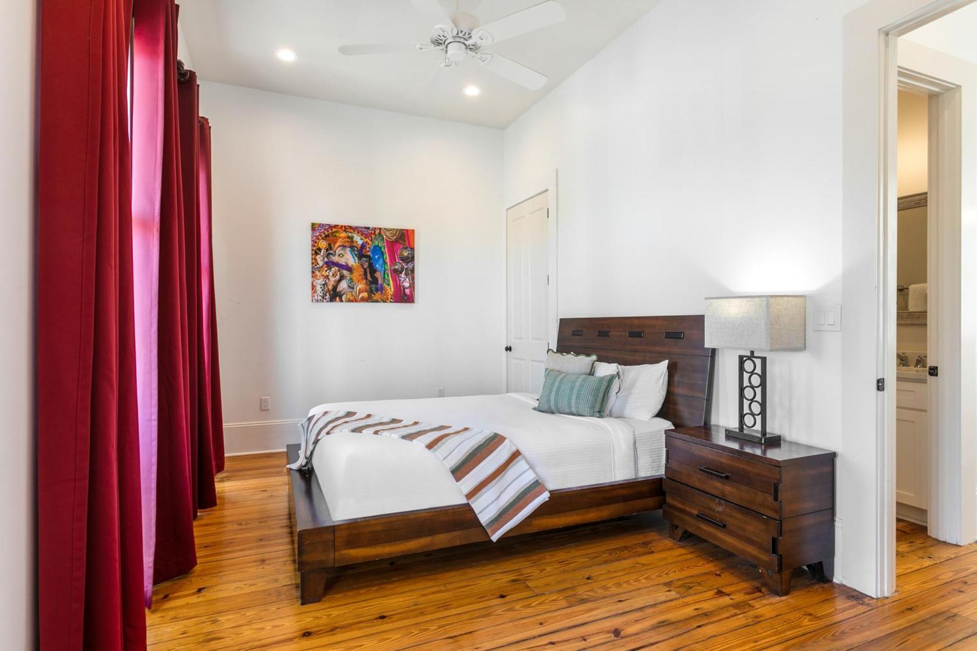 3br On Carondelet By Hosteeva *