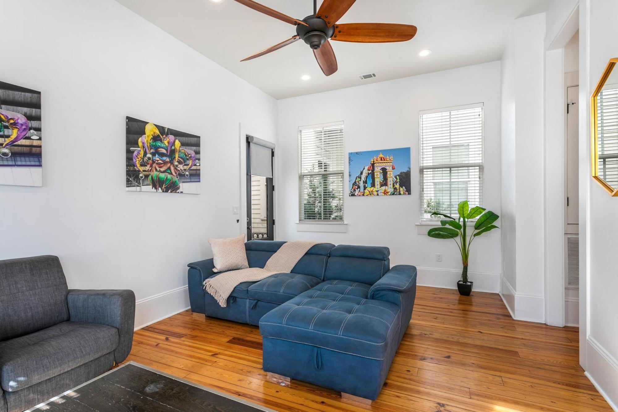 3br On Carondelet By Hosteeva *