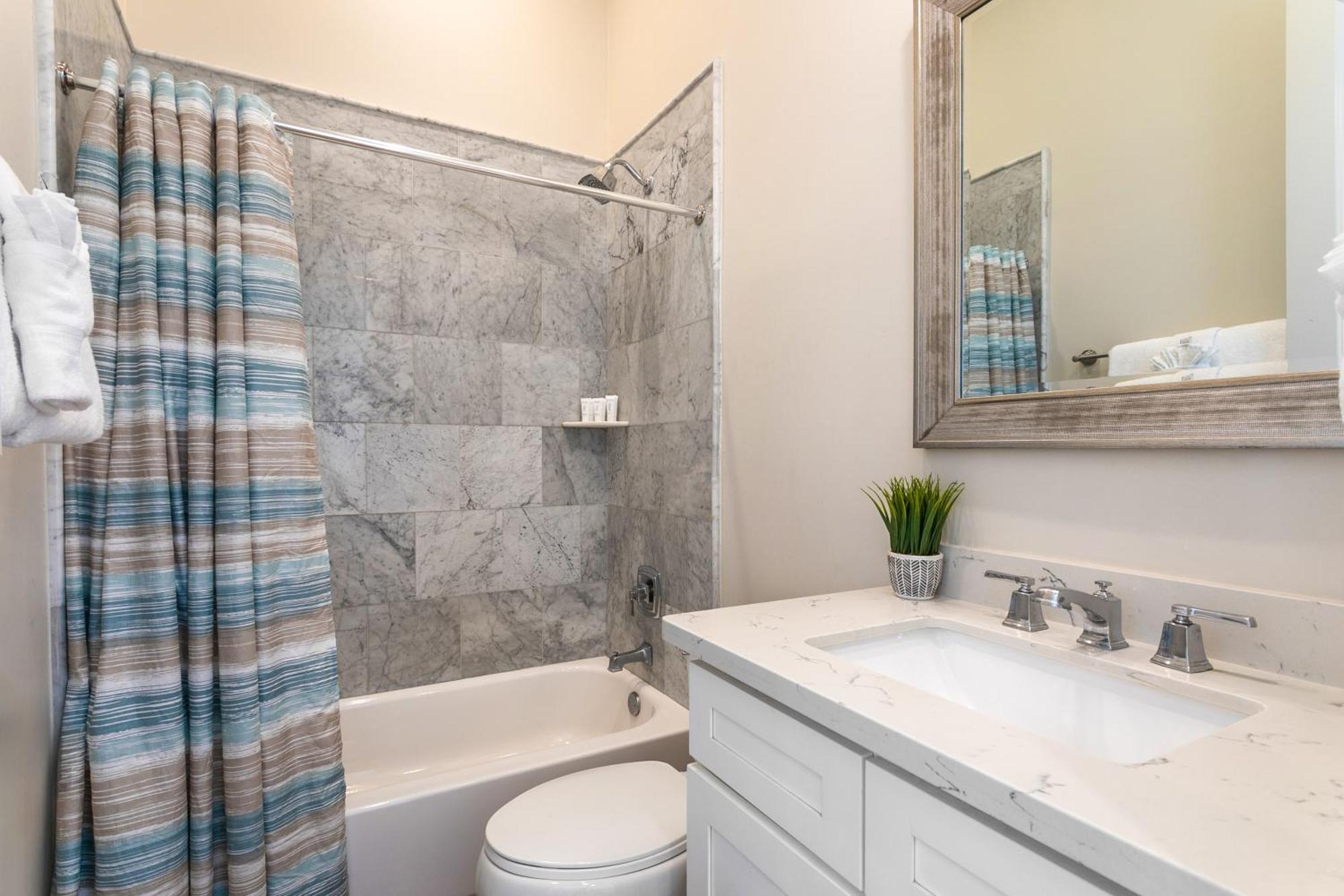 3br On Carondelet By Hosteeva
