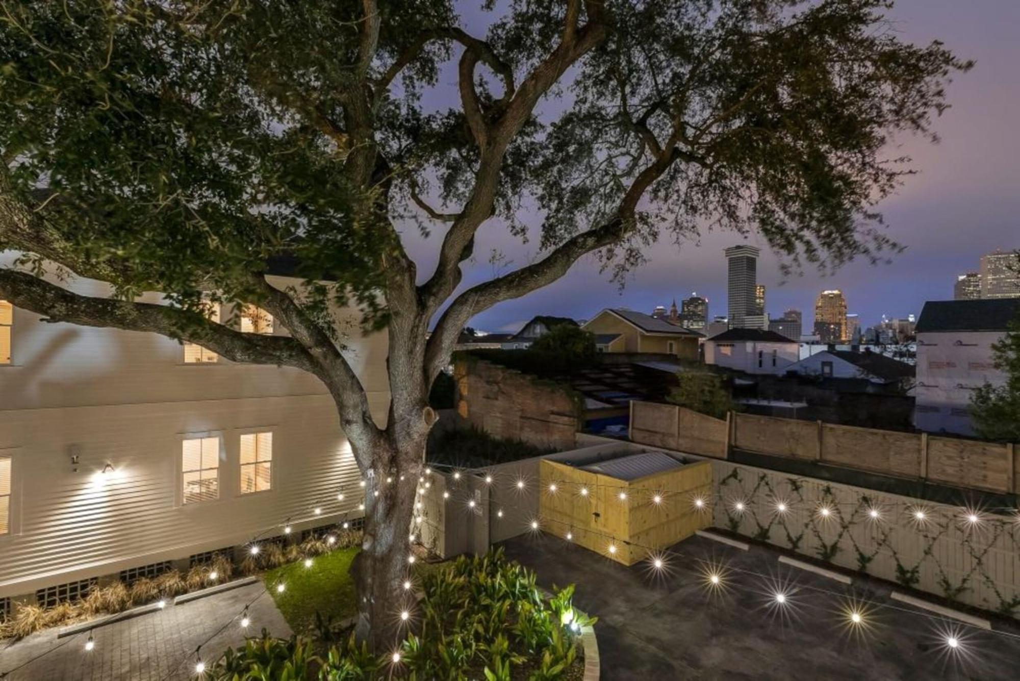 Stunning 3br On Carondelet By Hosteeva *