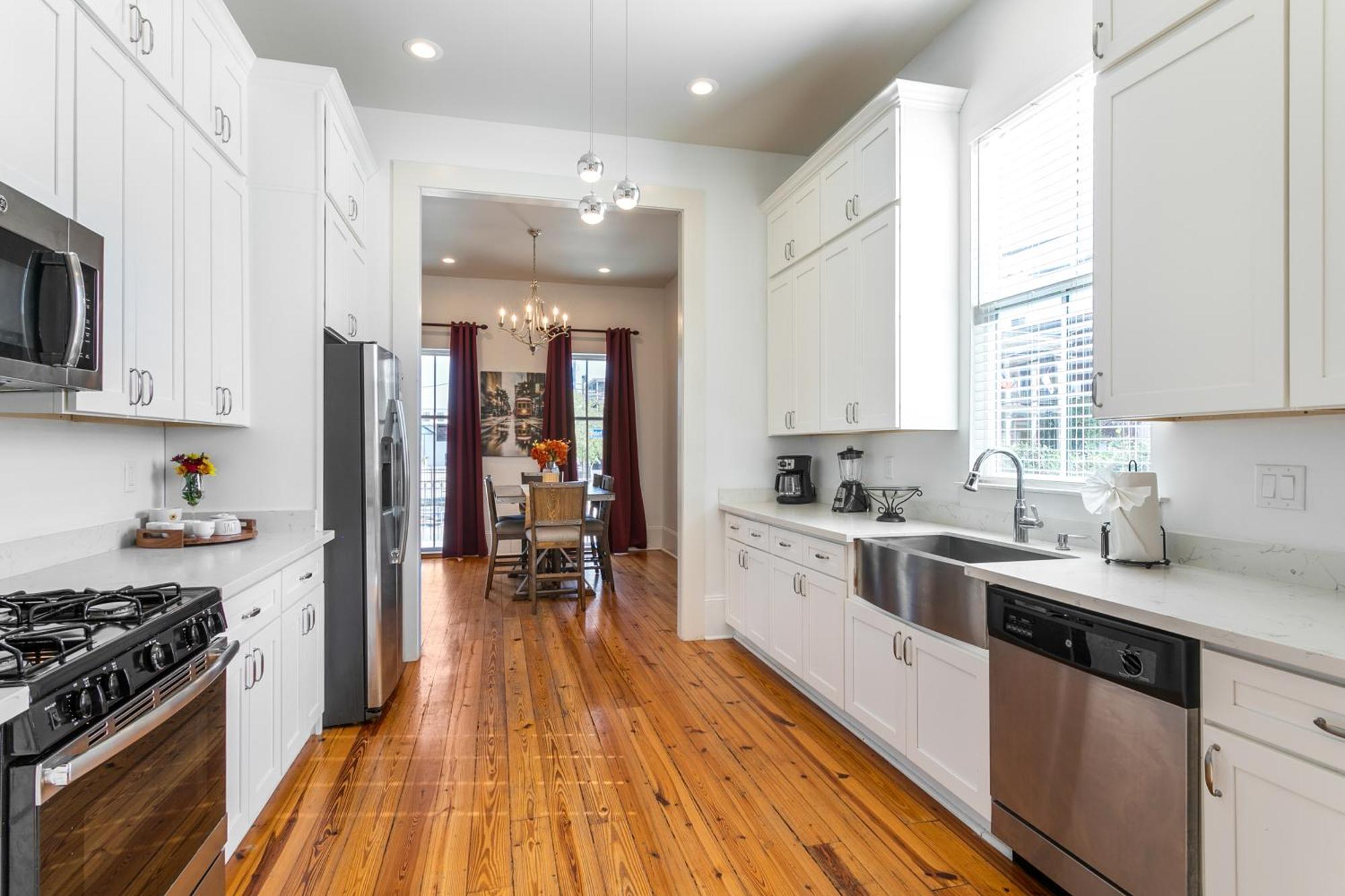 3br On Carondelet By Hosteeva