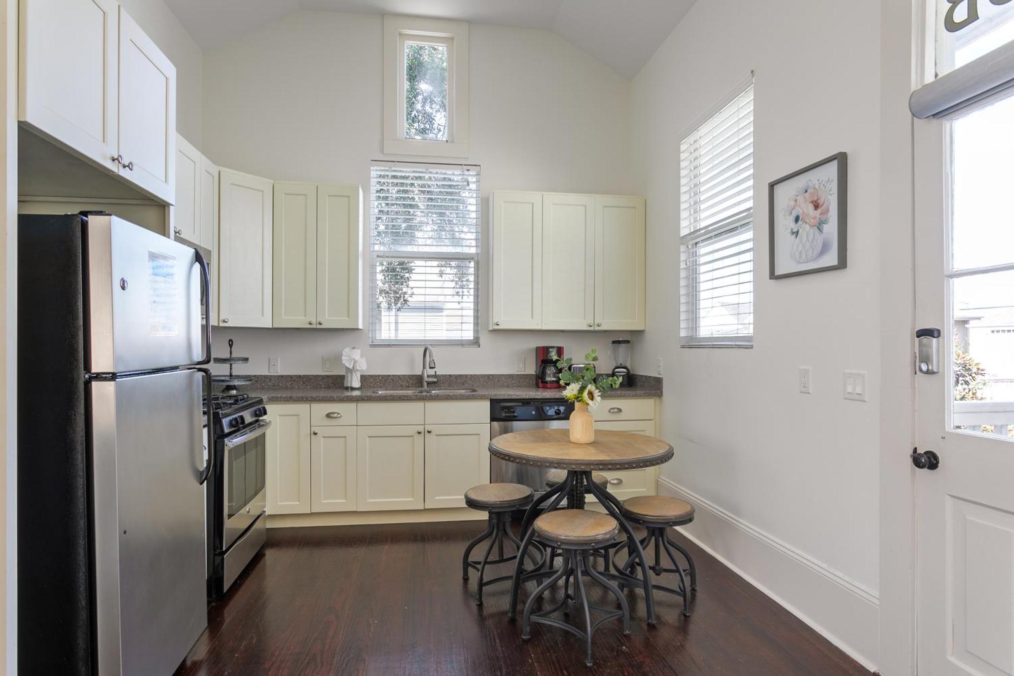 Apartment Charming 2br On Carondelet By Hosteeva