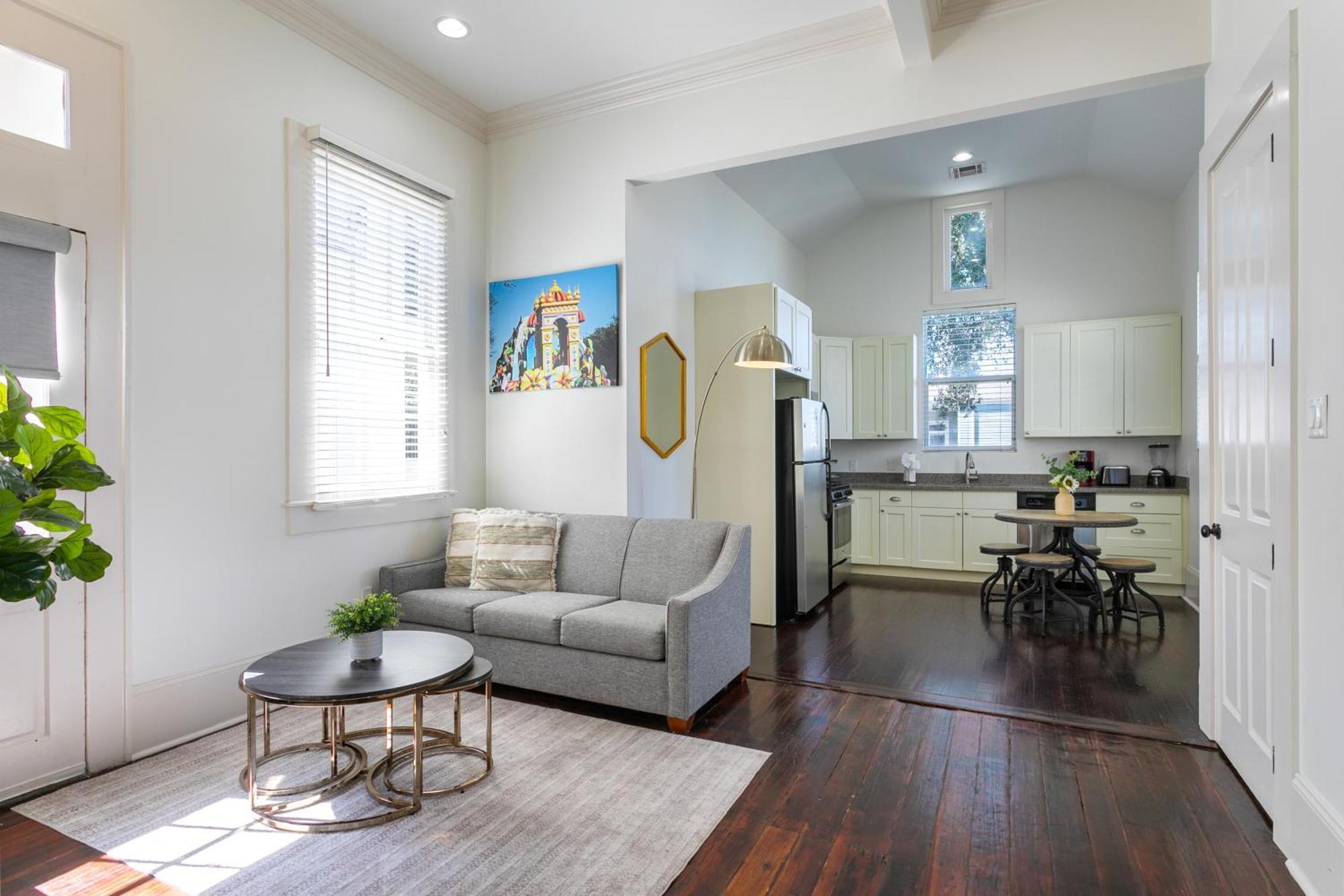 Apartment Charming 2br On Carondelet By Hosteeva