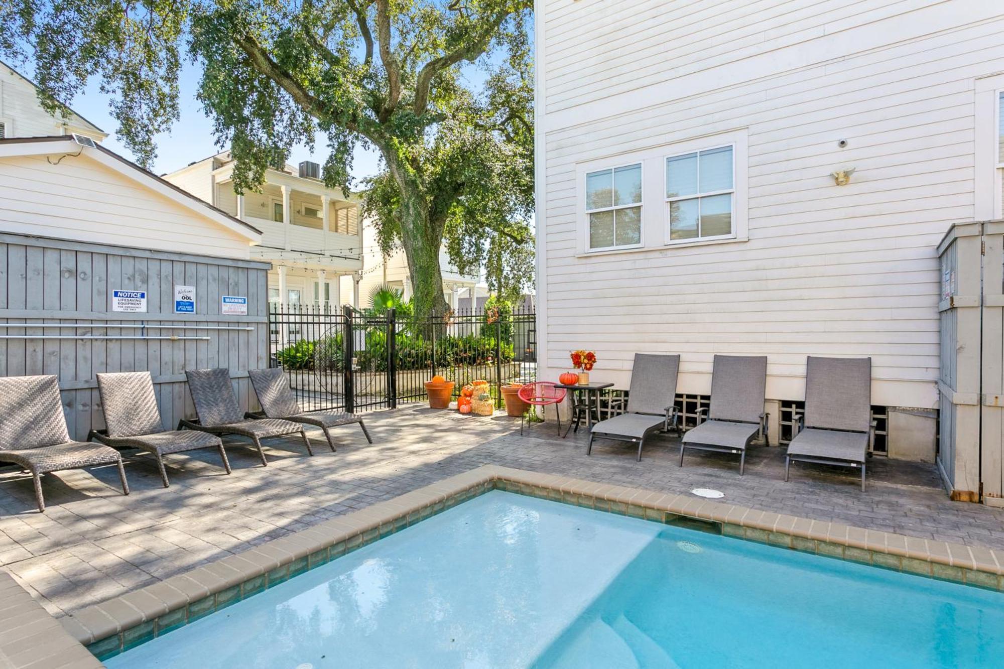 Modern 2br On Carondelet By Hosteeva