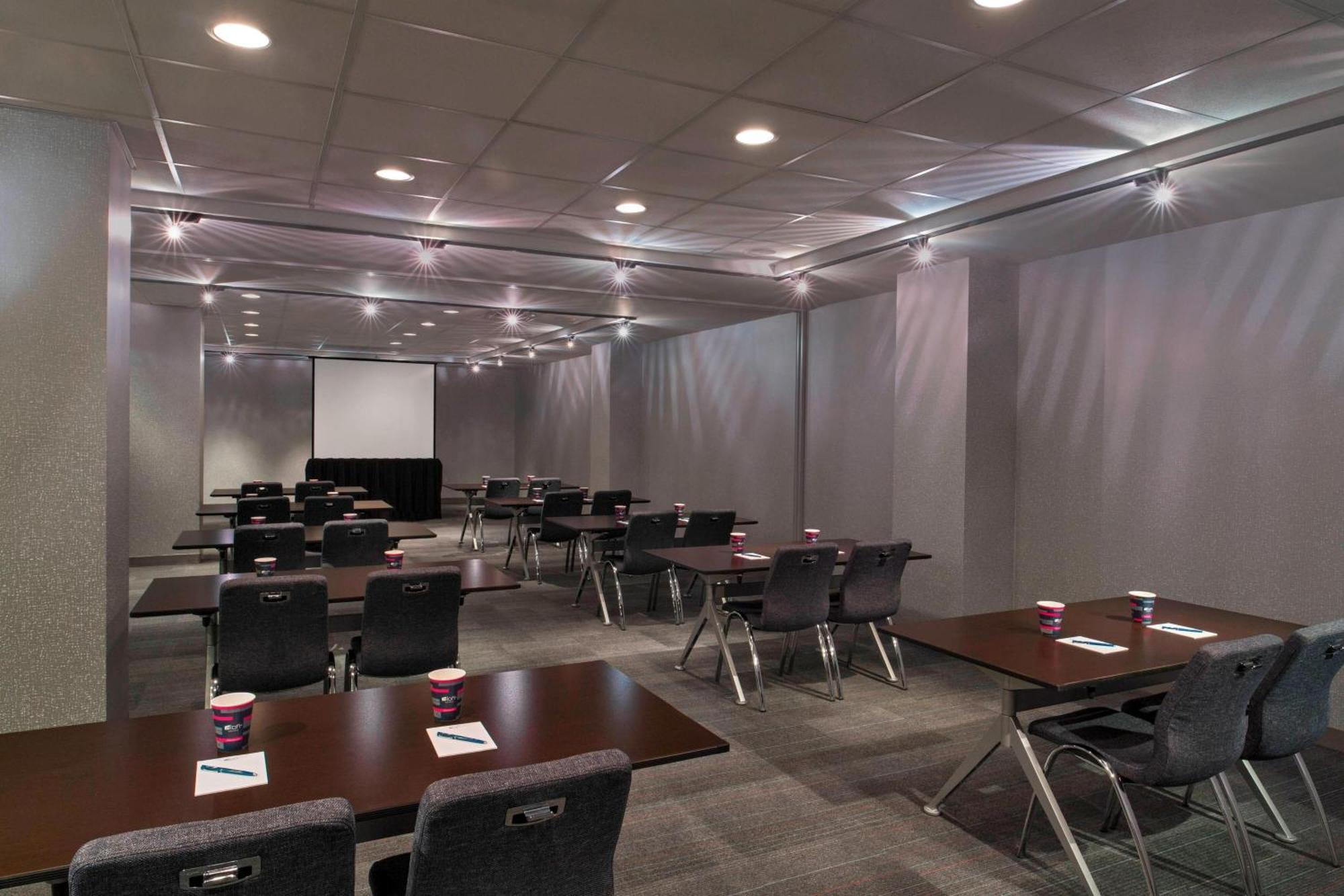 Aloft Downtown Hotel 3*
