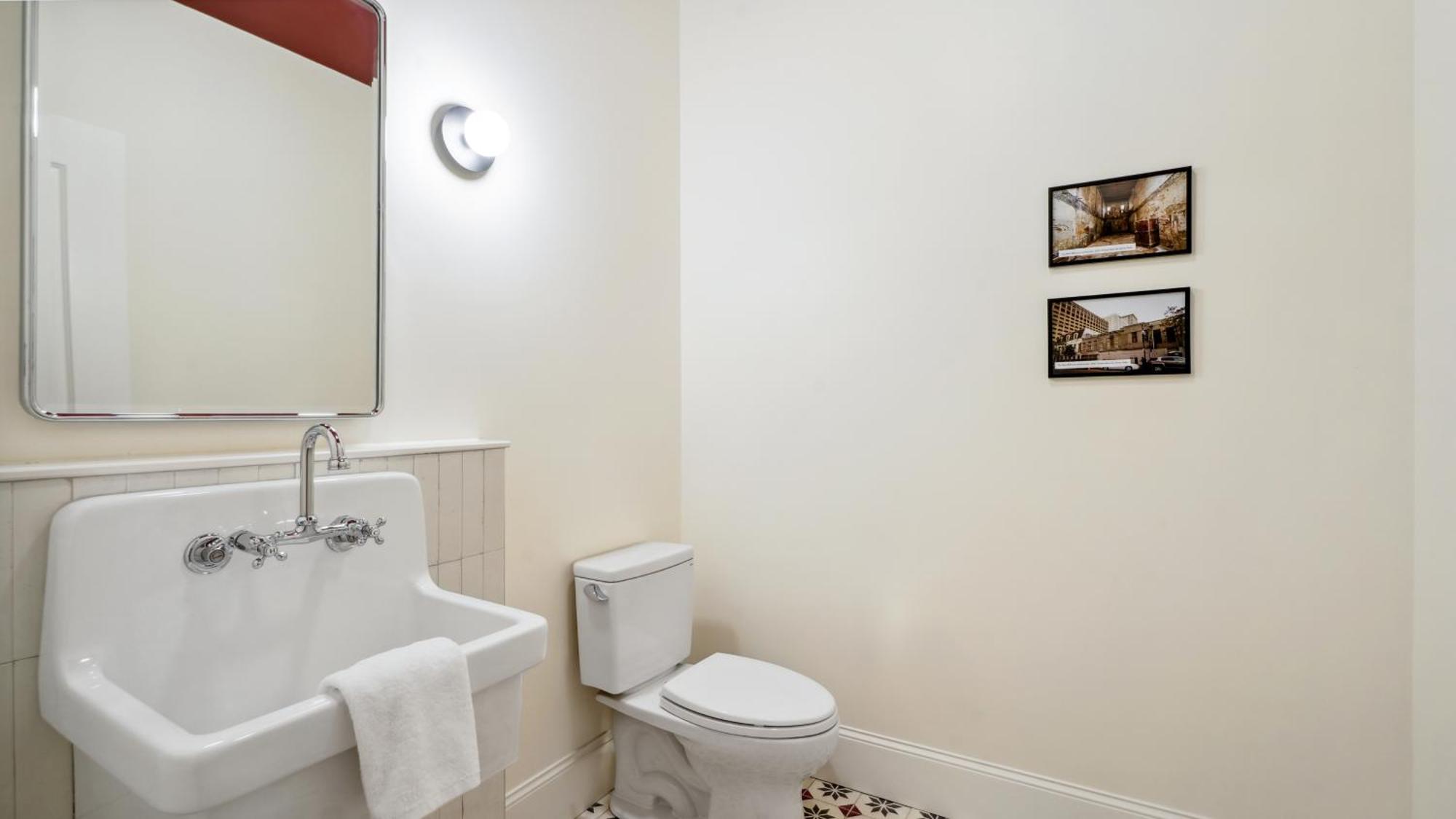 The Mary Beth & Gallery Apartment