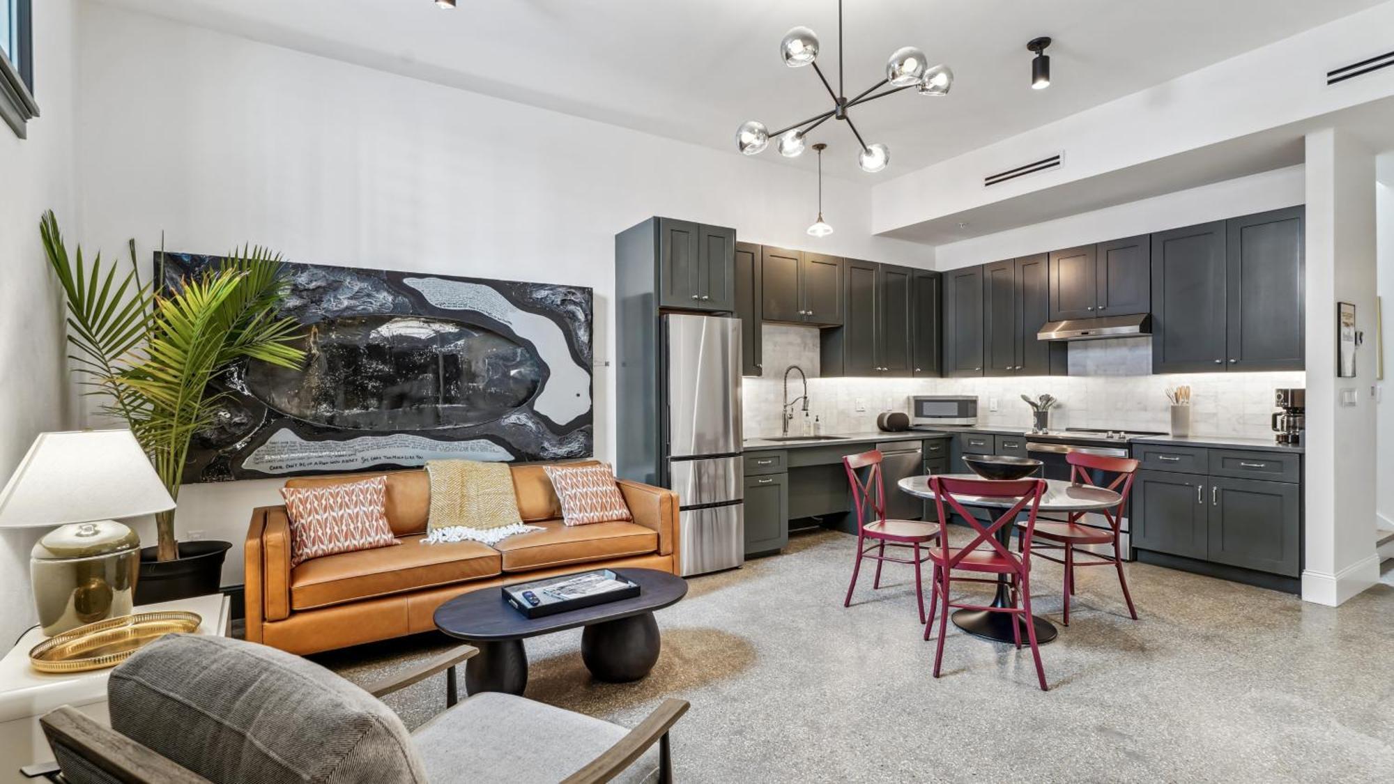 The Mary Beth & Gallery Apartment *