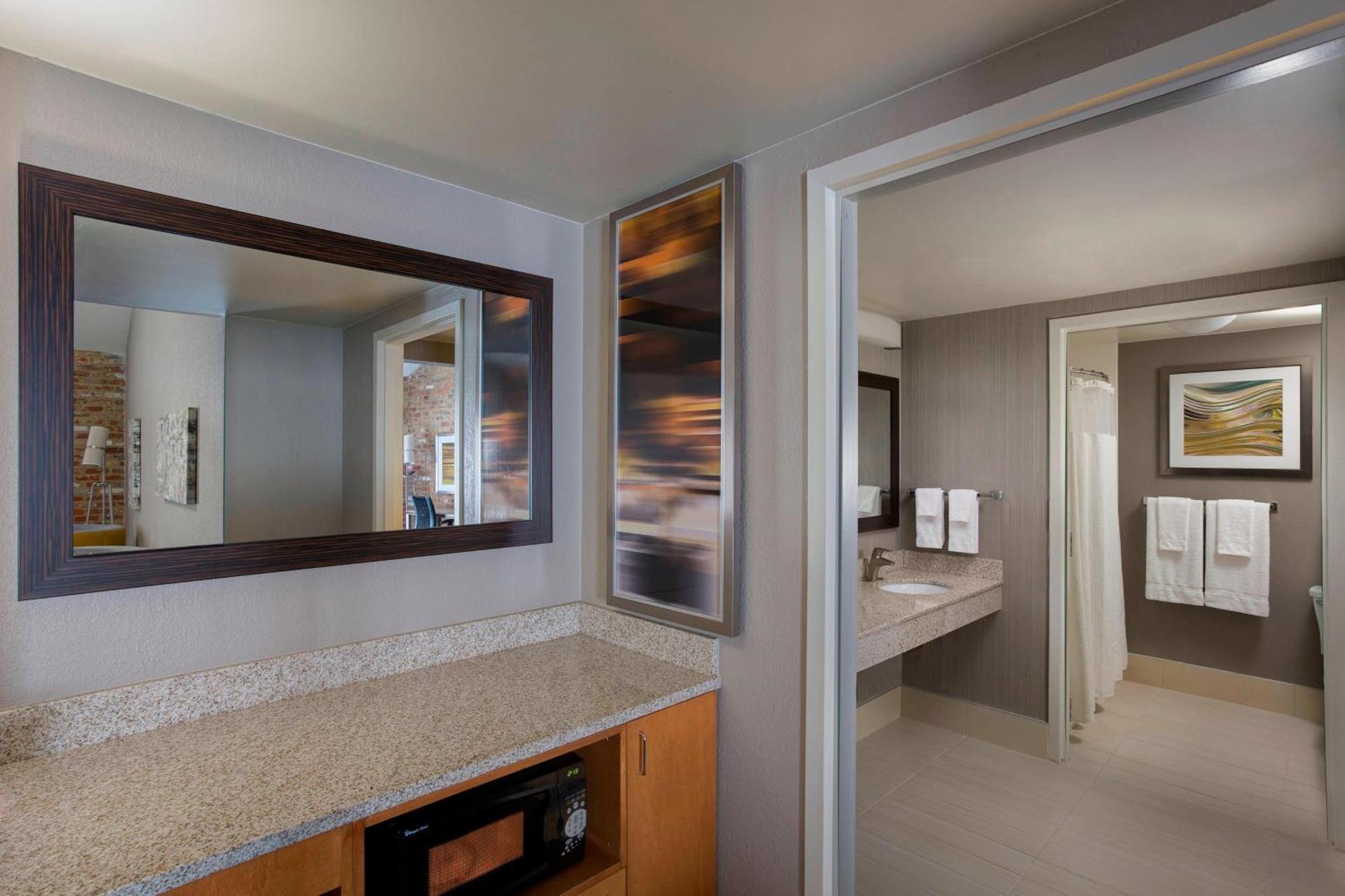Courtyard By Marriott Warehouse Arts District 3*