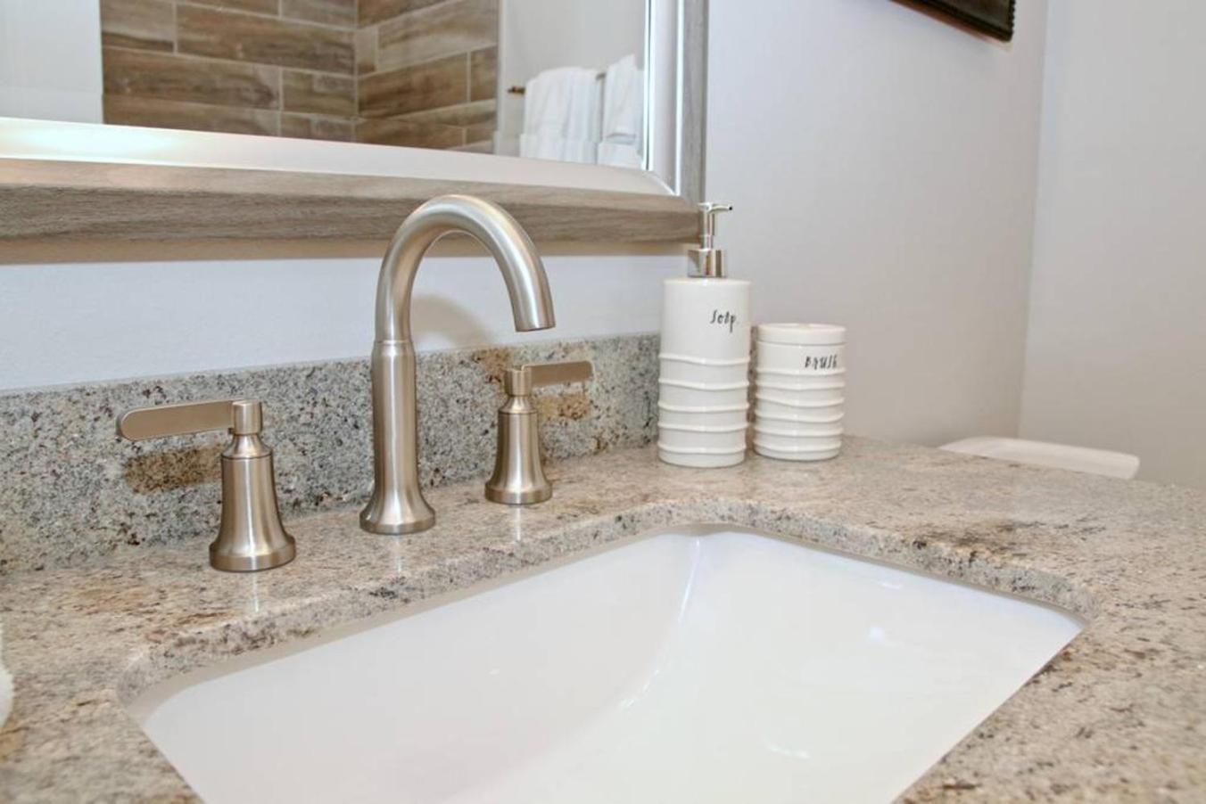 Charming 3br Mid-city W Chef's Kitchen & Private Holiday home New Orleans