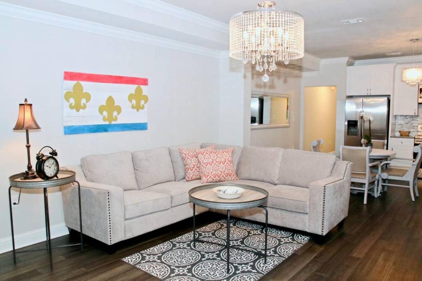 Charming 3br Mid-city W Chef's Kitchen & Private Holiday home *