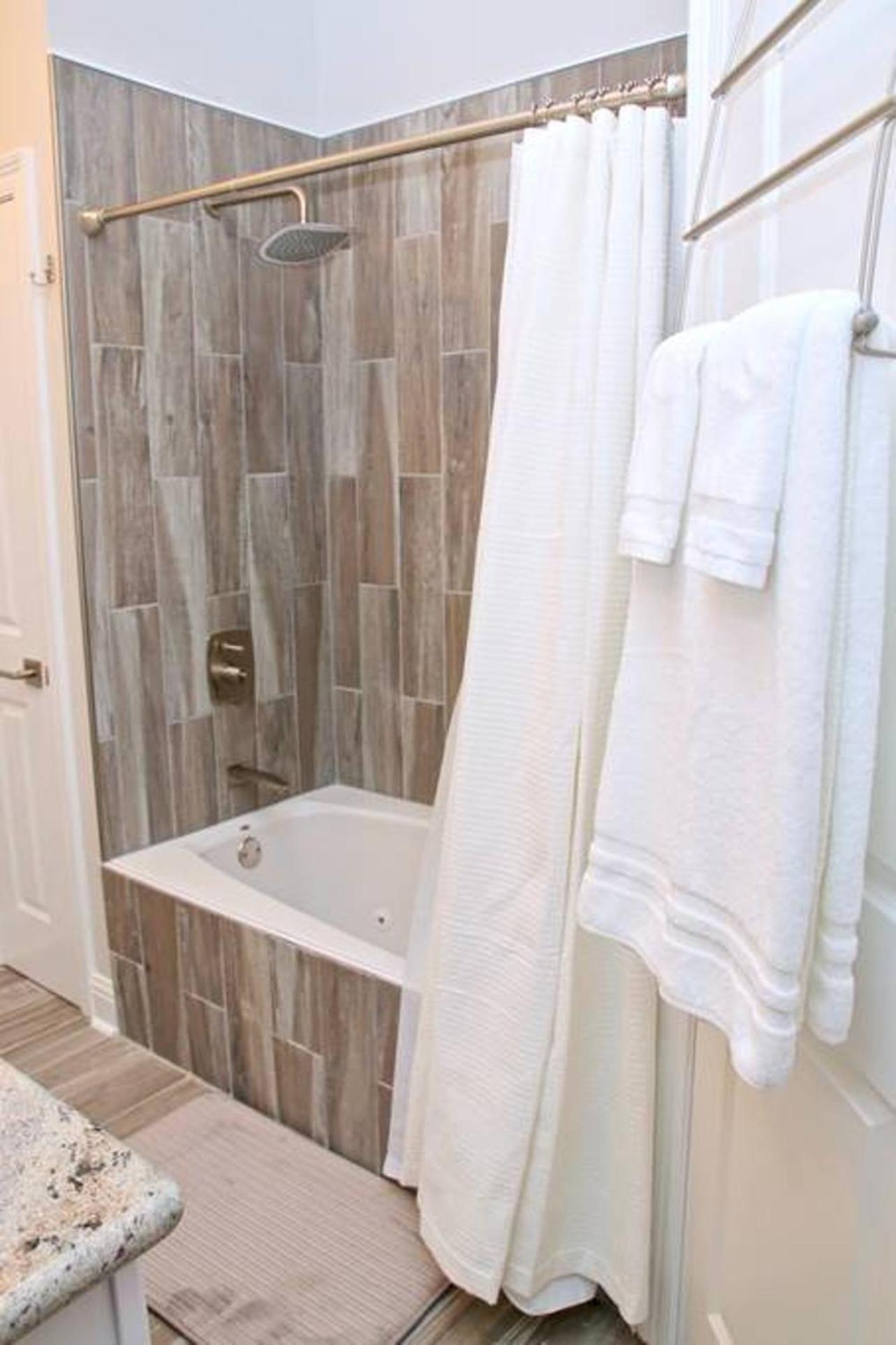 Charming 3br Mid-city W Chef's Kitchen & Private *