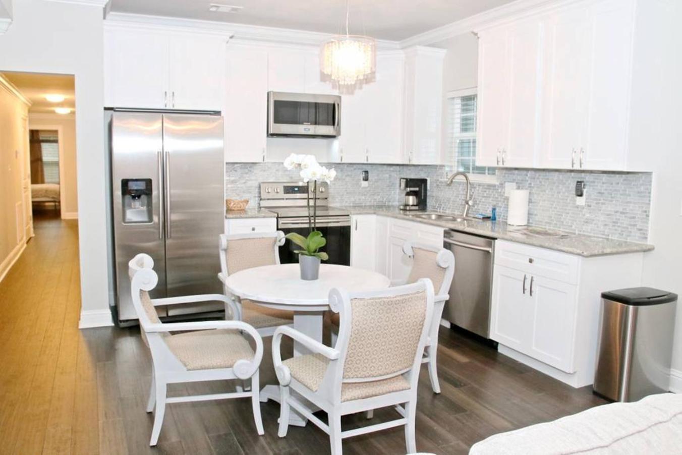 Charming 3br Mid-city W Chef's Kitchen & Private Holiday home