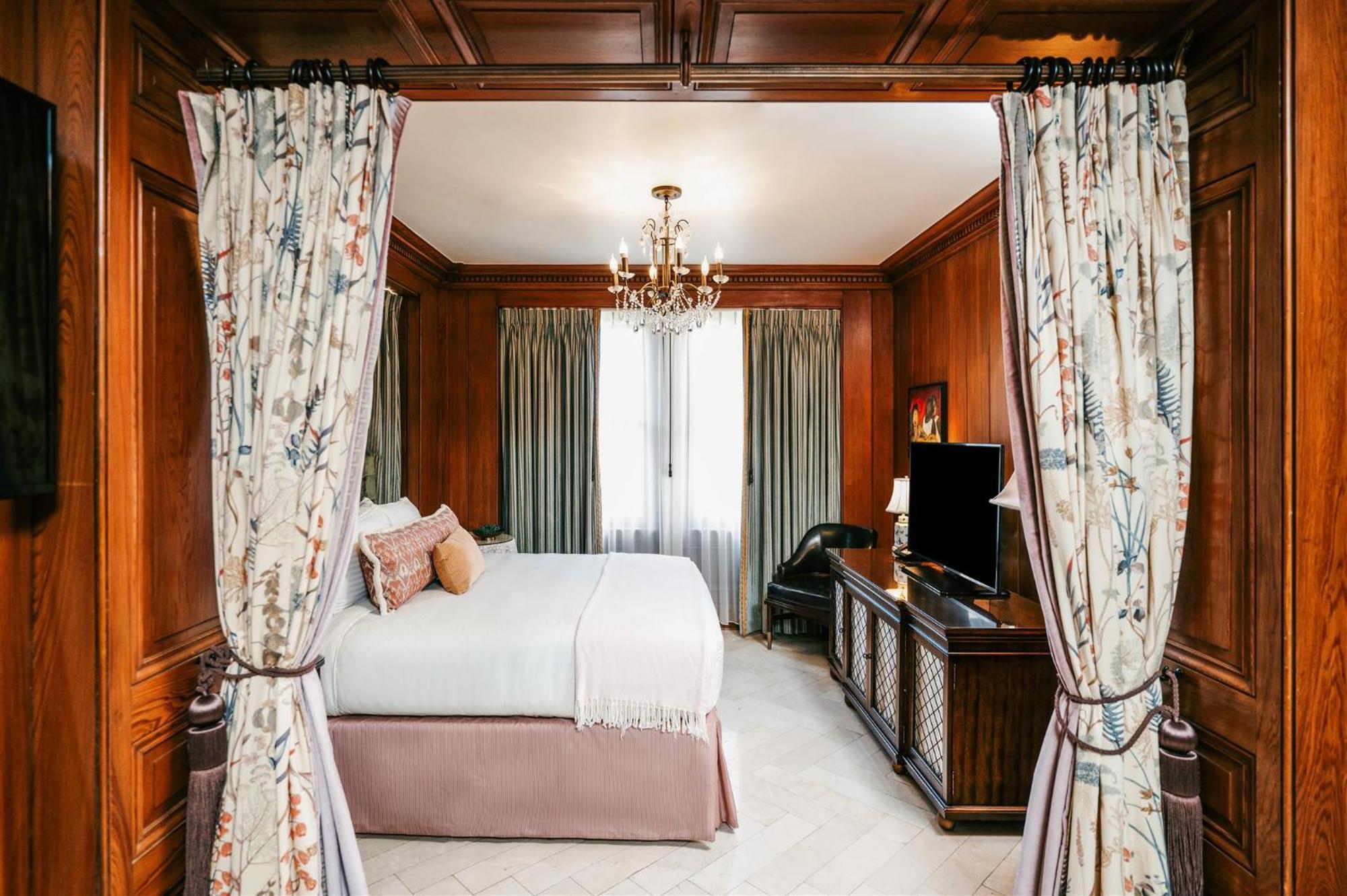 Hotel Pontchartrain St. Charles Avenue
