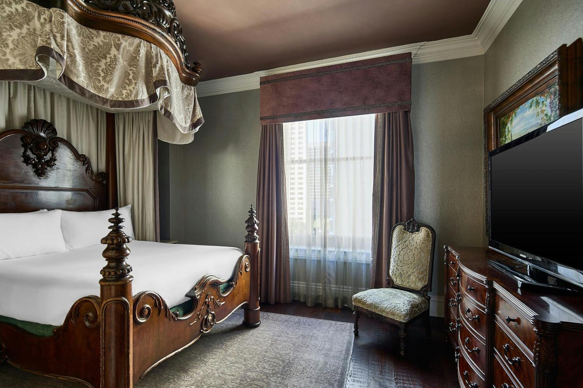 Le Pavillon, New Orleans, A Tribute Portfolio
