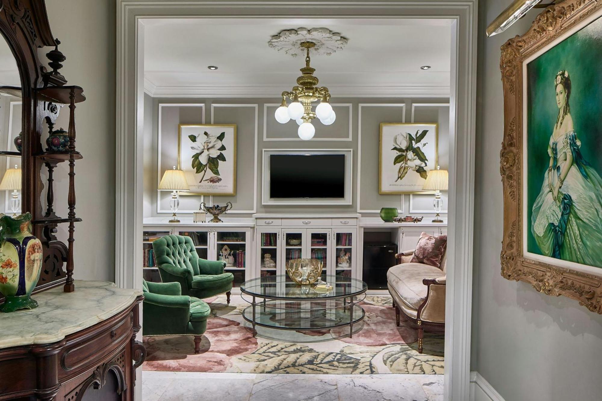 Le Pavillon, New Orleans, A Tribute Portfolio