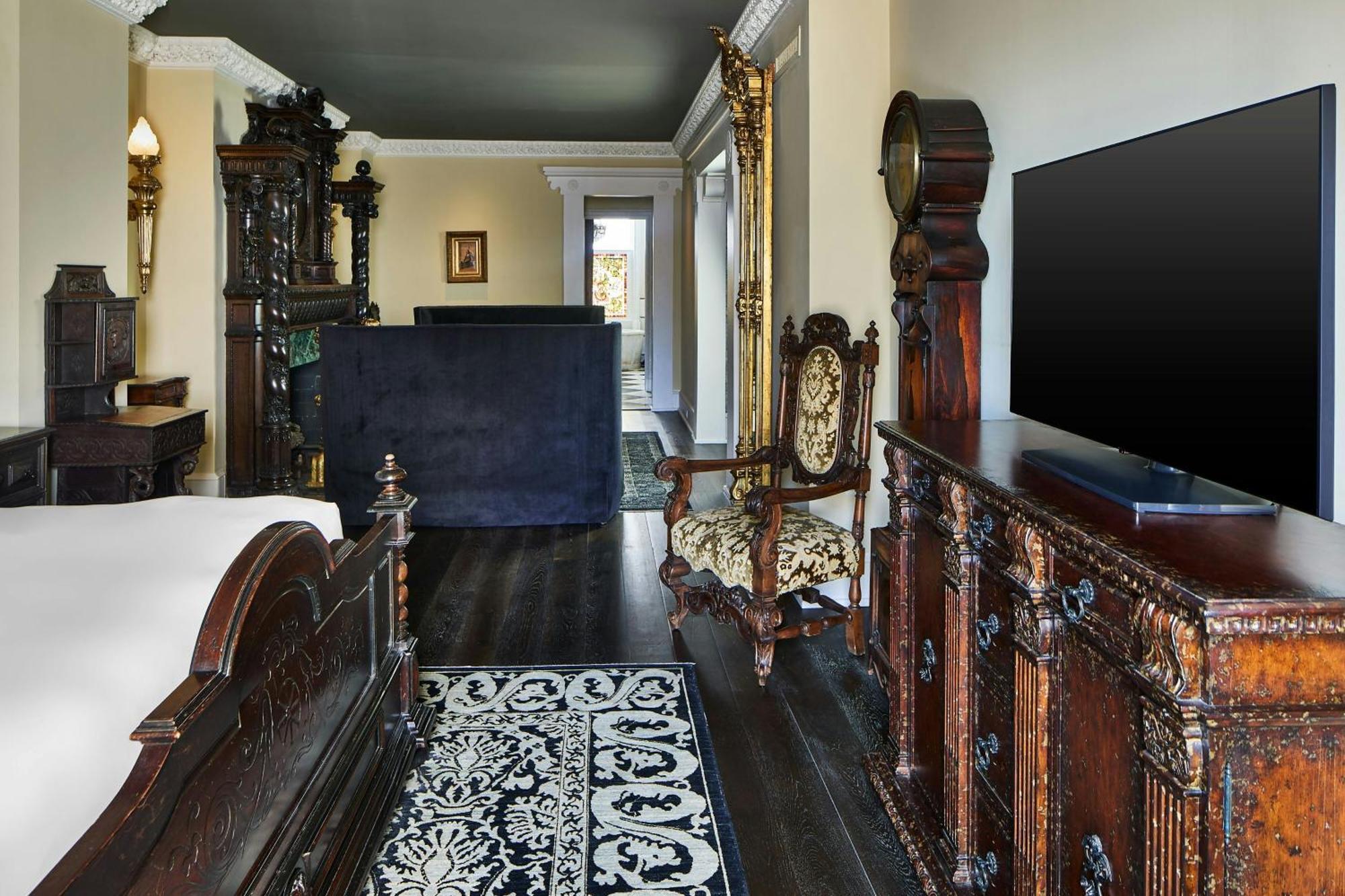 Hotel Le Pavillon, New Orleans, A Tribute Portfolio