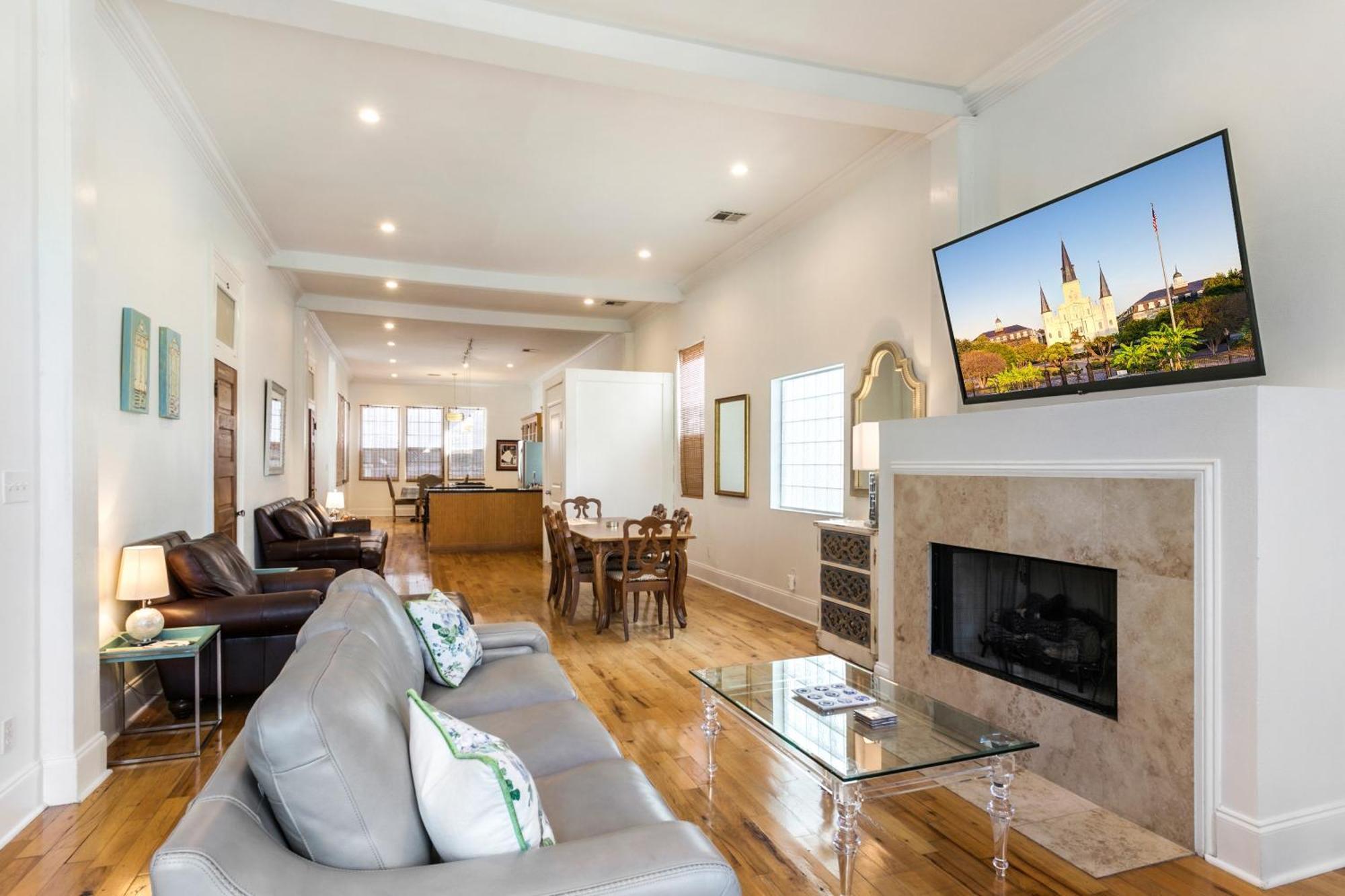 Spacious 3br Downtown In Apartment *