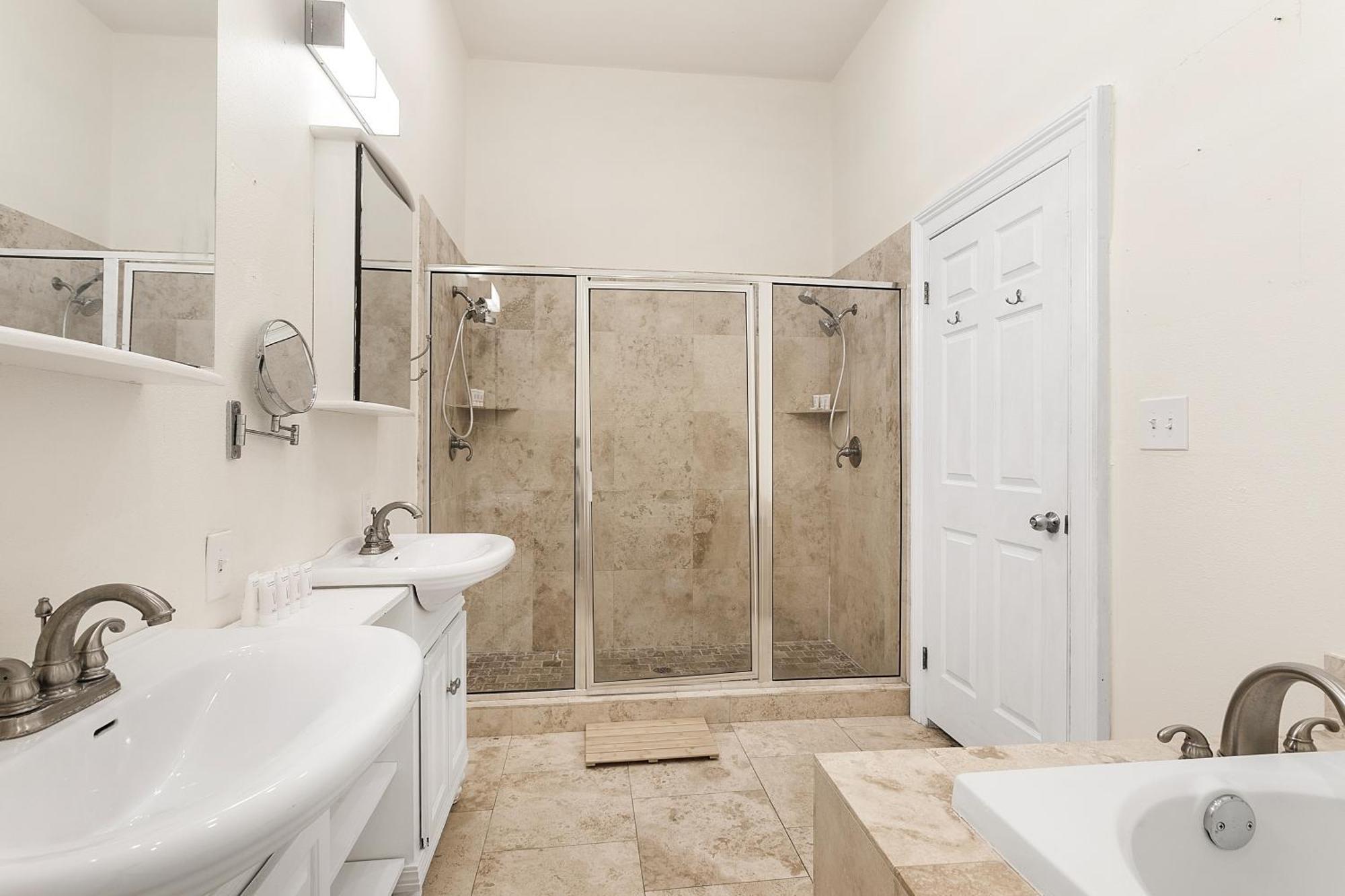 Spacious 3br Downtown In Apartment
