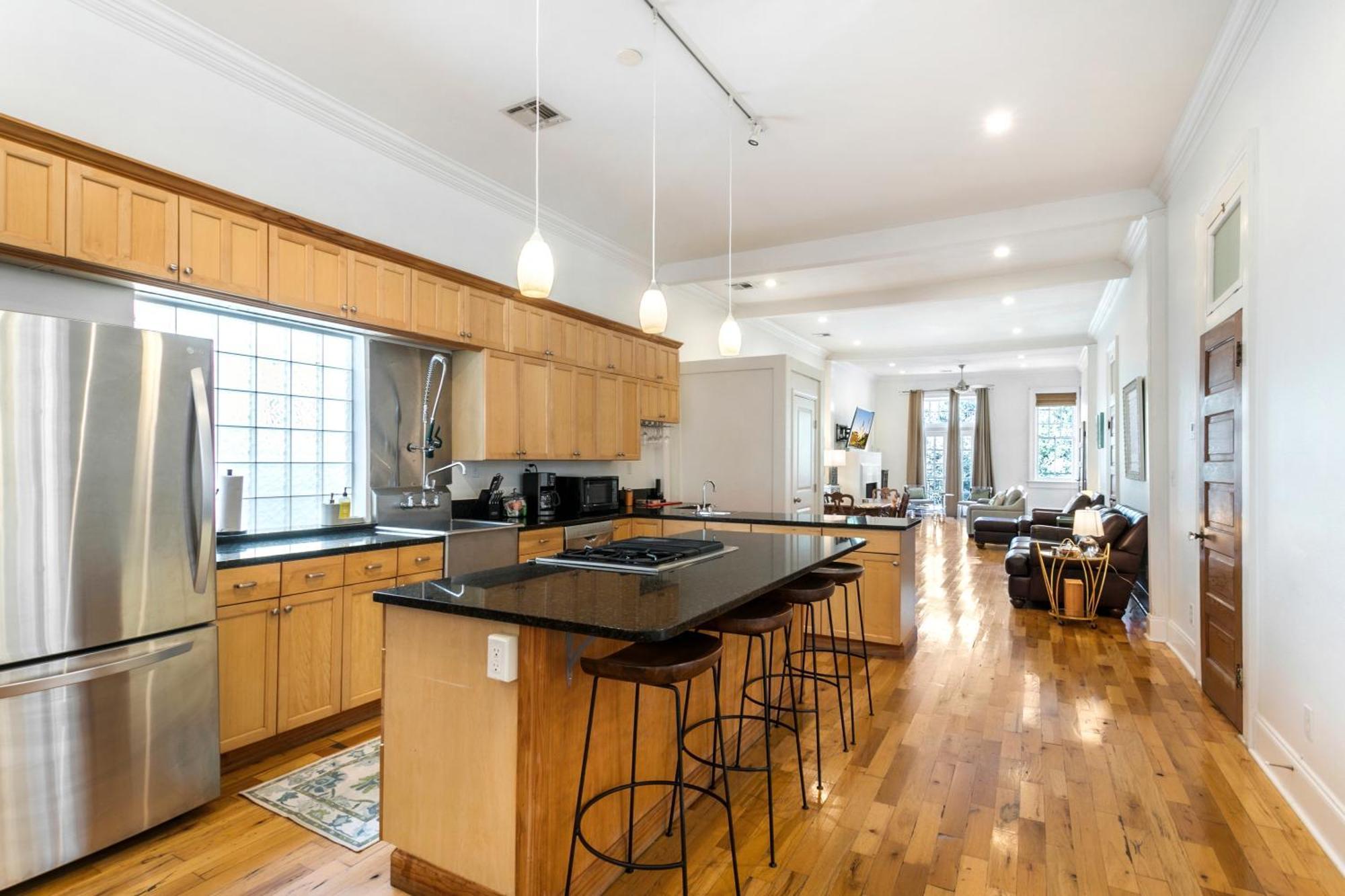 Spacious 3br Downtown In Apartment *