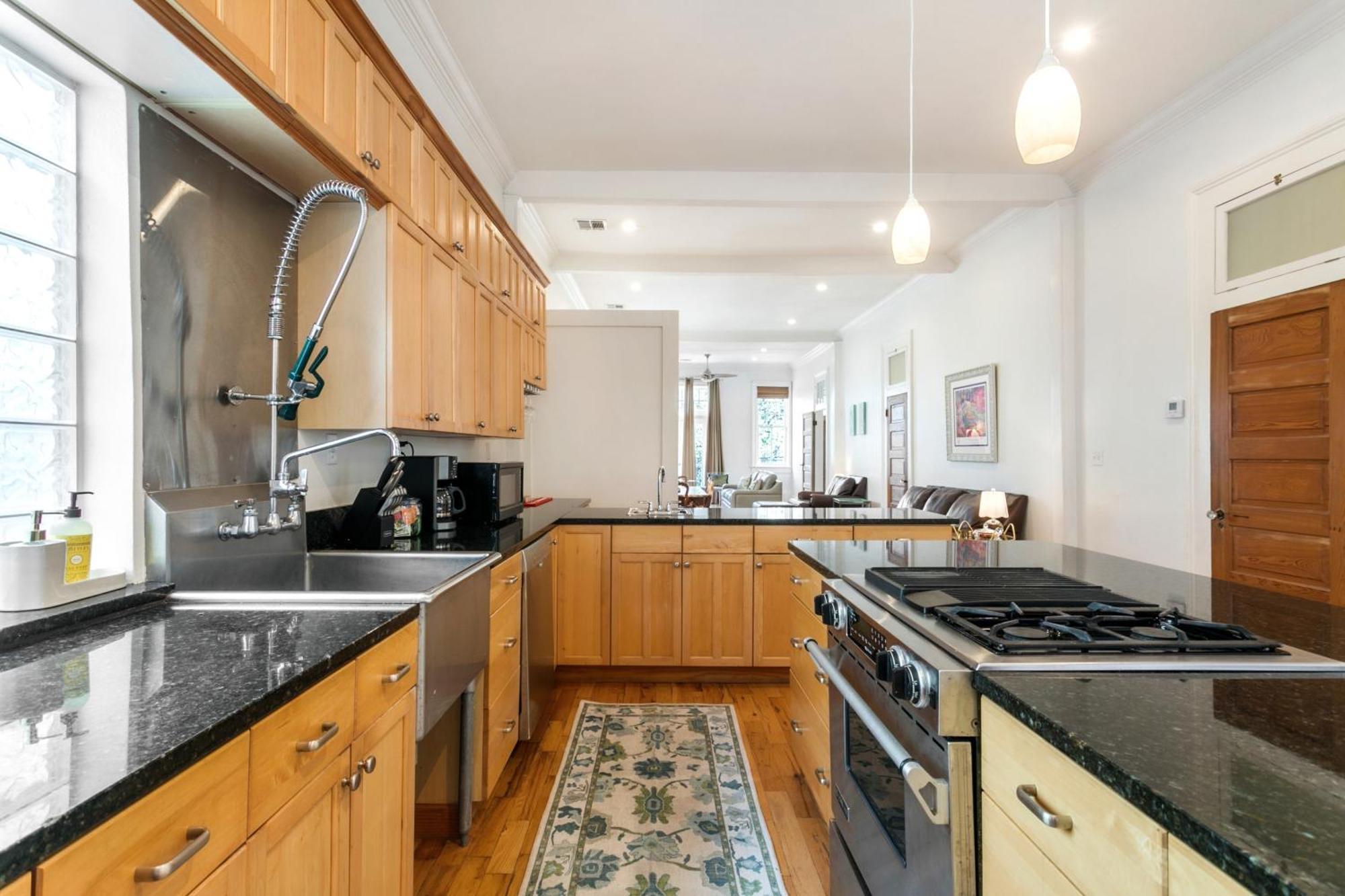 Spacious 3br Downtown In Apartment