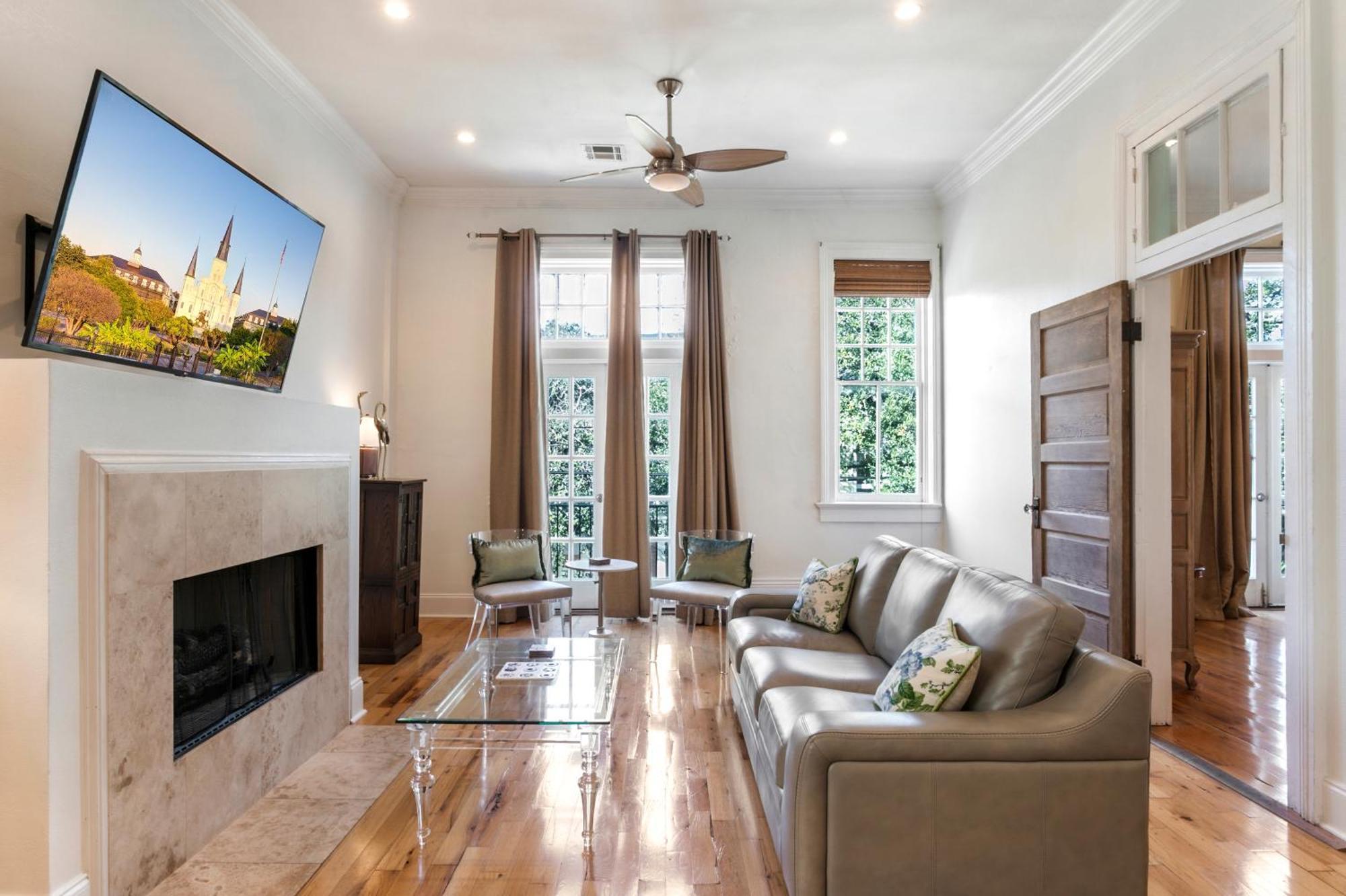 Spacious 3br Downtown In Apartment