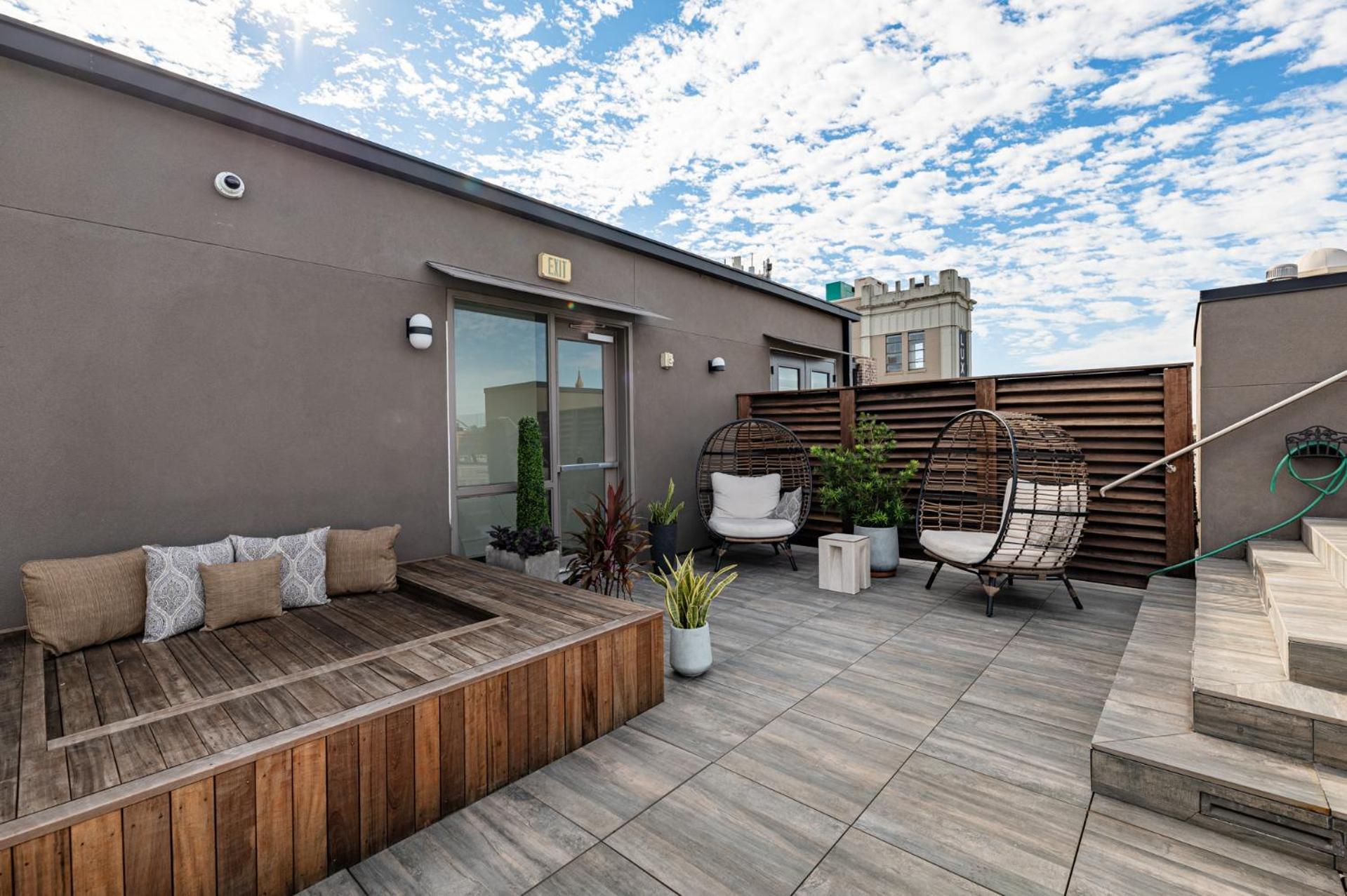 Downtown 4bd4ba With 2 Queen Sleeper Sofas Connecting Unit Perfect For Groups Hotel New Orleans