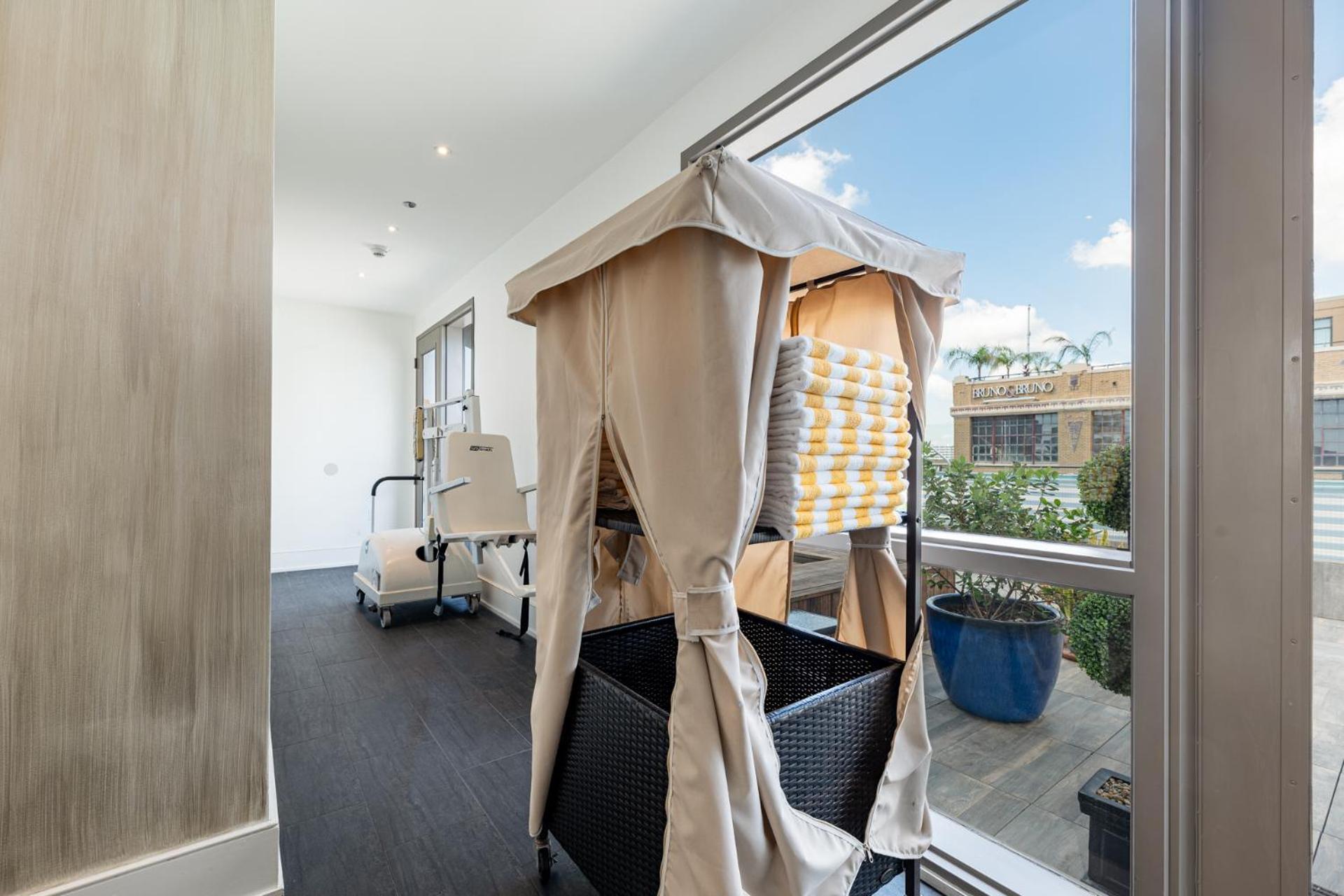 Downtown 4bd4ba With 2 Queen Sleeper Sofas Connecting Unit Perfect For Groups New Orleans