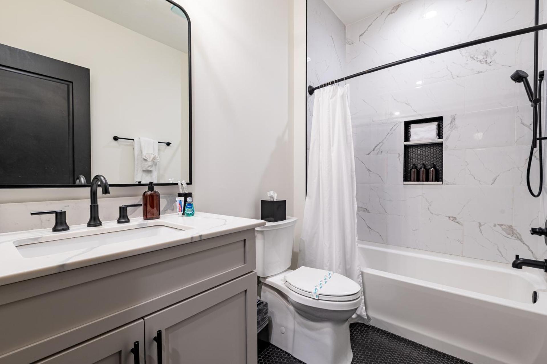 Downtown 4bd4ba With 2 Queen Sleeper Sofas Connecting Unit Perfect For Groups * New Orleans