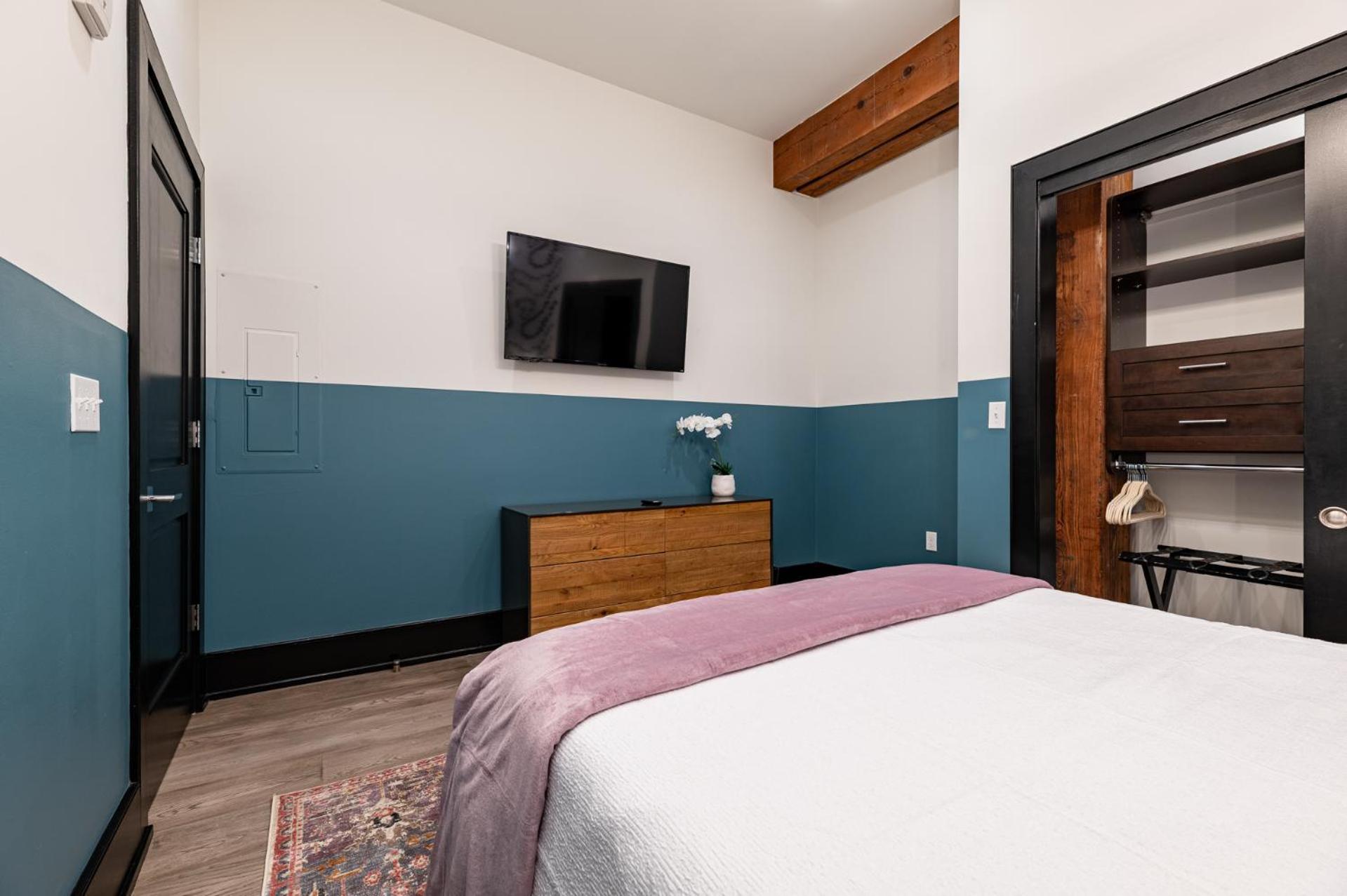 Hotel Downtown 4bd4ba With 2 Queen Sleeper Sofas Connecting Unit Perfect For Groups