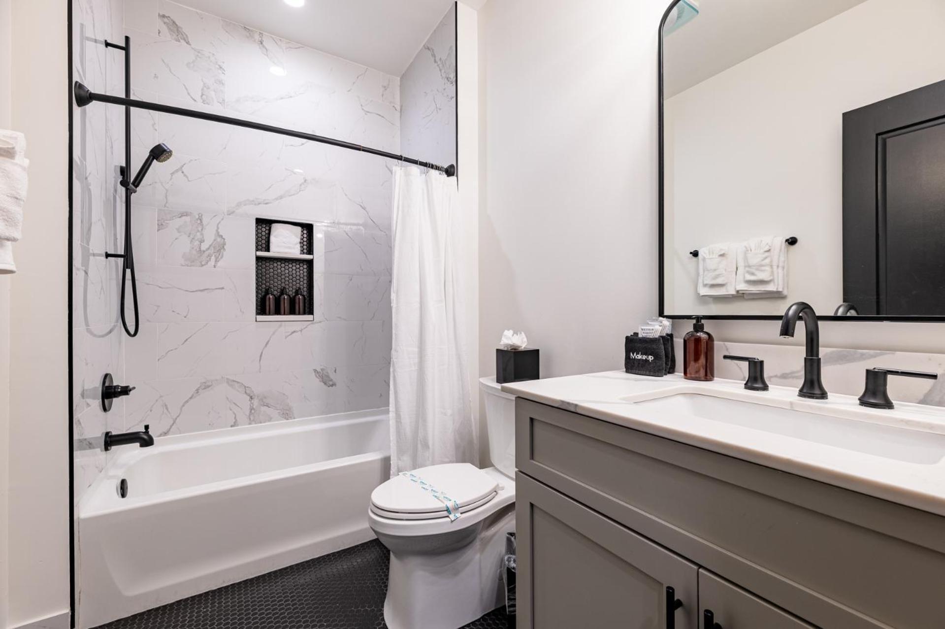 Downtown 4bd4ba With 2 Queen Sleeper Sofas Connecting Unit Perfect For Groups New Orleans