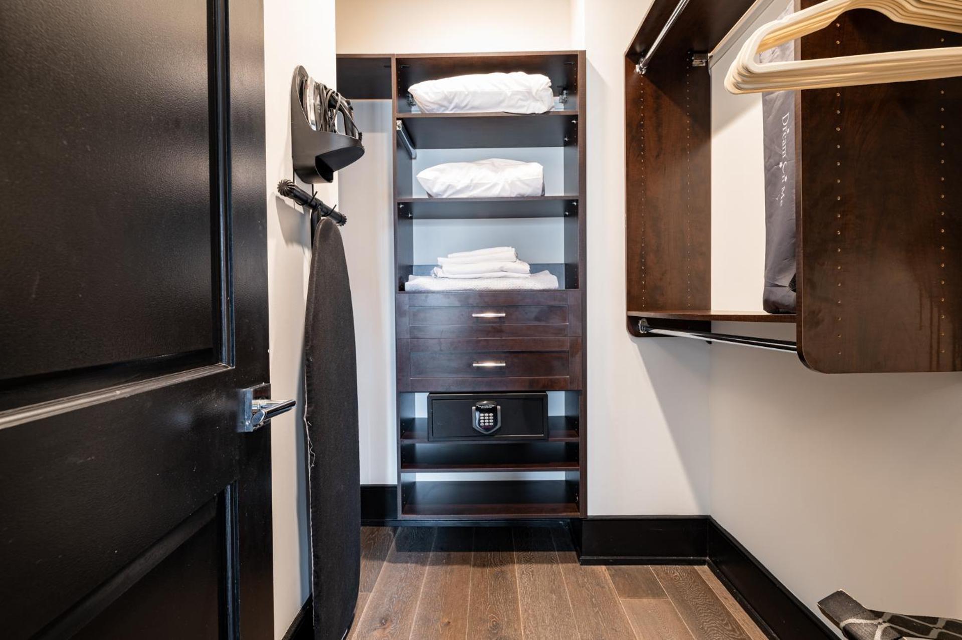 Downtown 4bd4ba With 2 Queen Sleeper Sofas Connecting Unit Perfect For Groups *