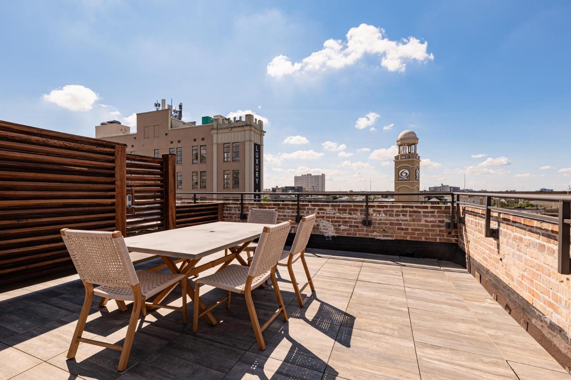 Downtown 4bd4ba With 2 Queen Sleeper Sofas Connecting Unit Perfect For Groups Hotel New Orleans