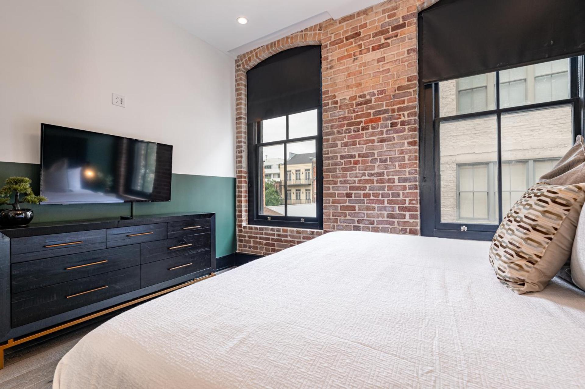 Downtown 4bd4ba With 2 Queen Sleeper Sofas Connecting Unit Perfect For Groups * New Orleans