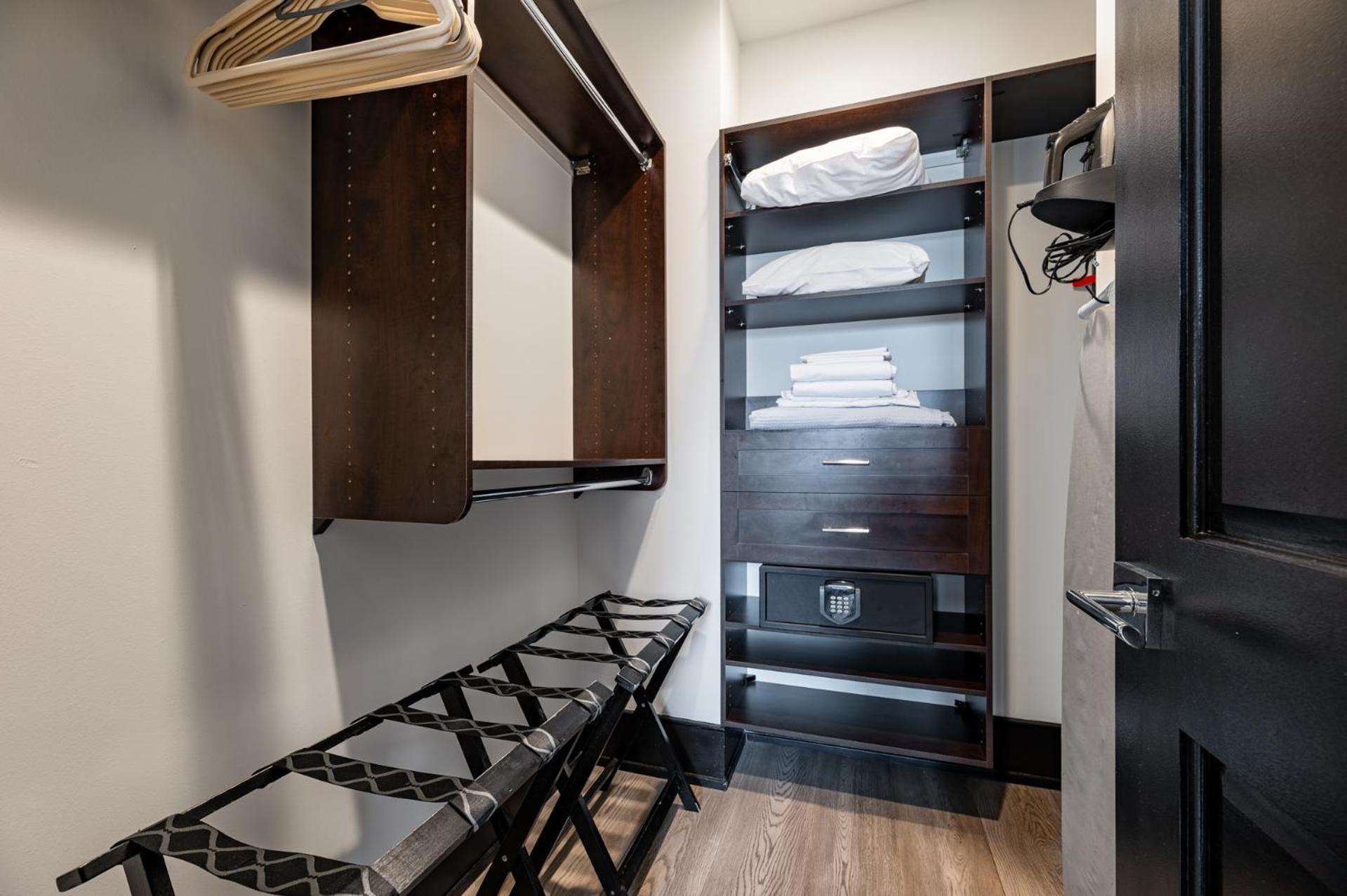 Downtown 4bd4ba With 2 Queen Sleeper Sofas Connecting Unit Perfect For Groups Hotel *