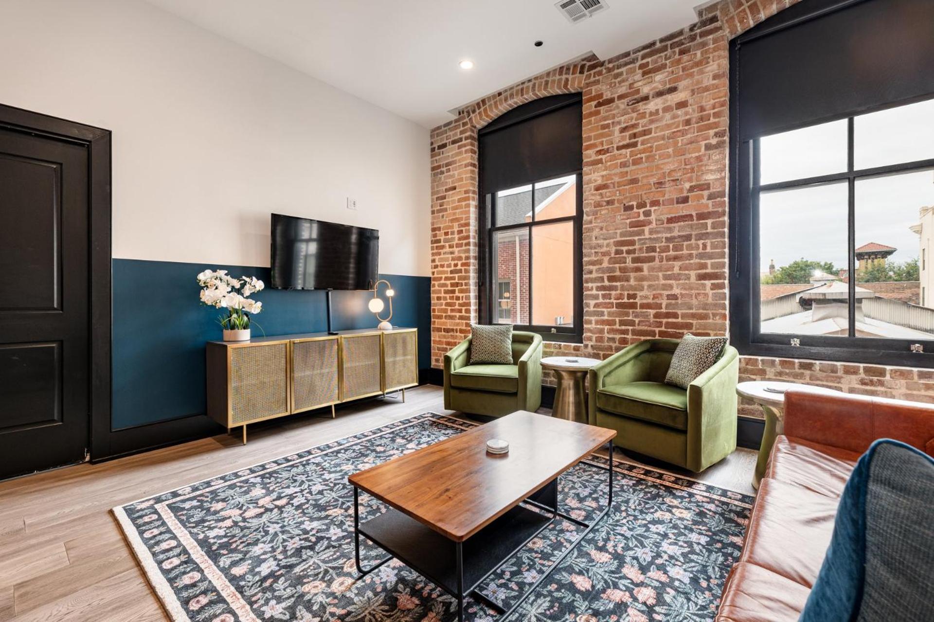 Downtown 4bd4ba With 2 Queen Sleeper Sofas Connecting Unit Perfect For Groups Hotel New Orleans
