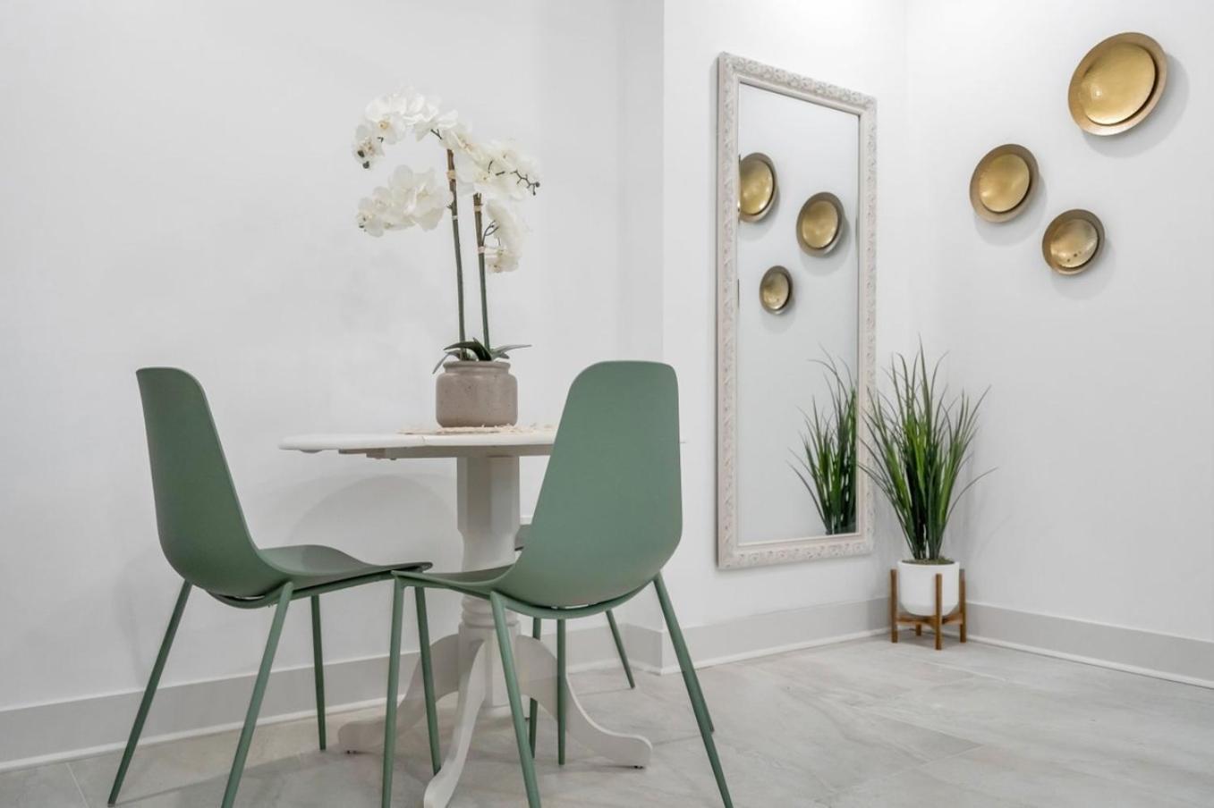 Sleeps 24-spacious Near Fq W Pool *