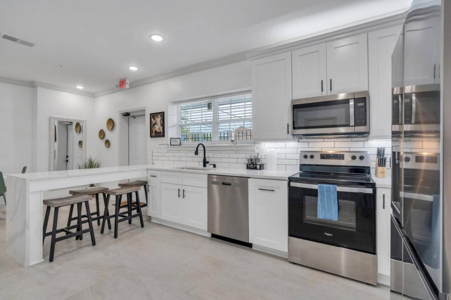 Sleeps 24-spacious Near Fq W Pool *