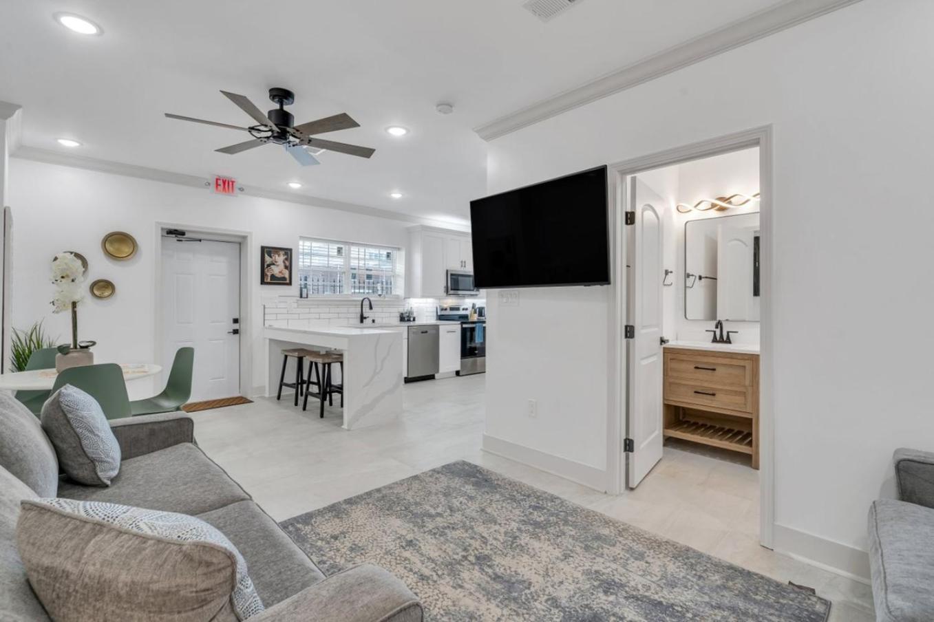 Hotel Sleeps 24-spacious Near Fq W Pool *