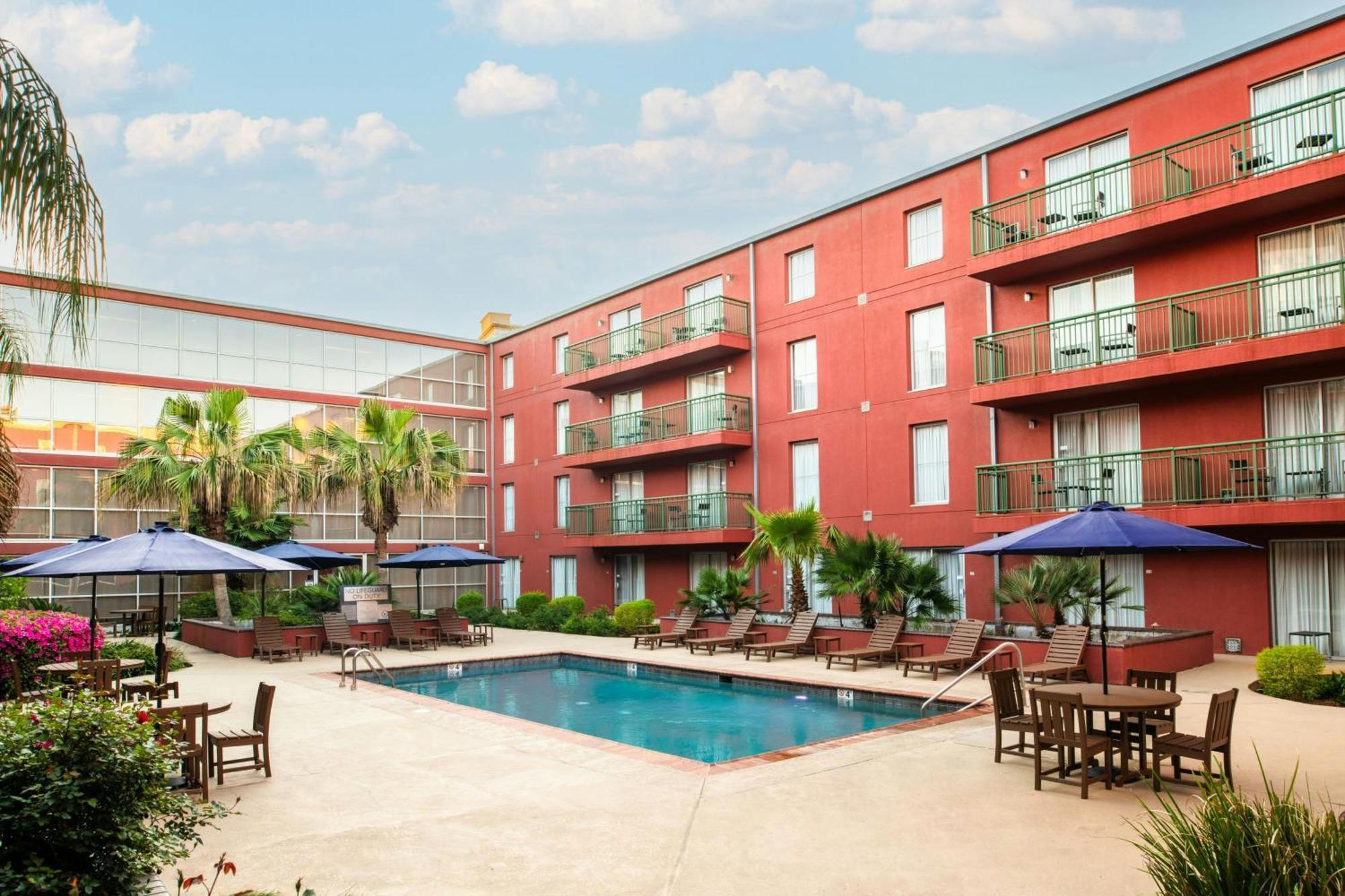 Courtyard By Marriott Warehouse Arts District New Orleans