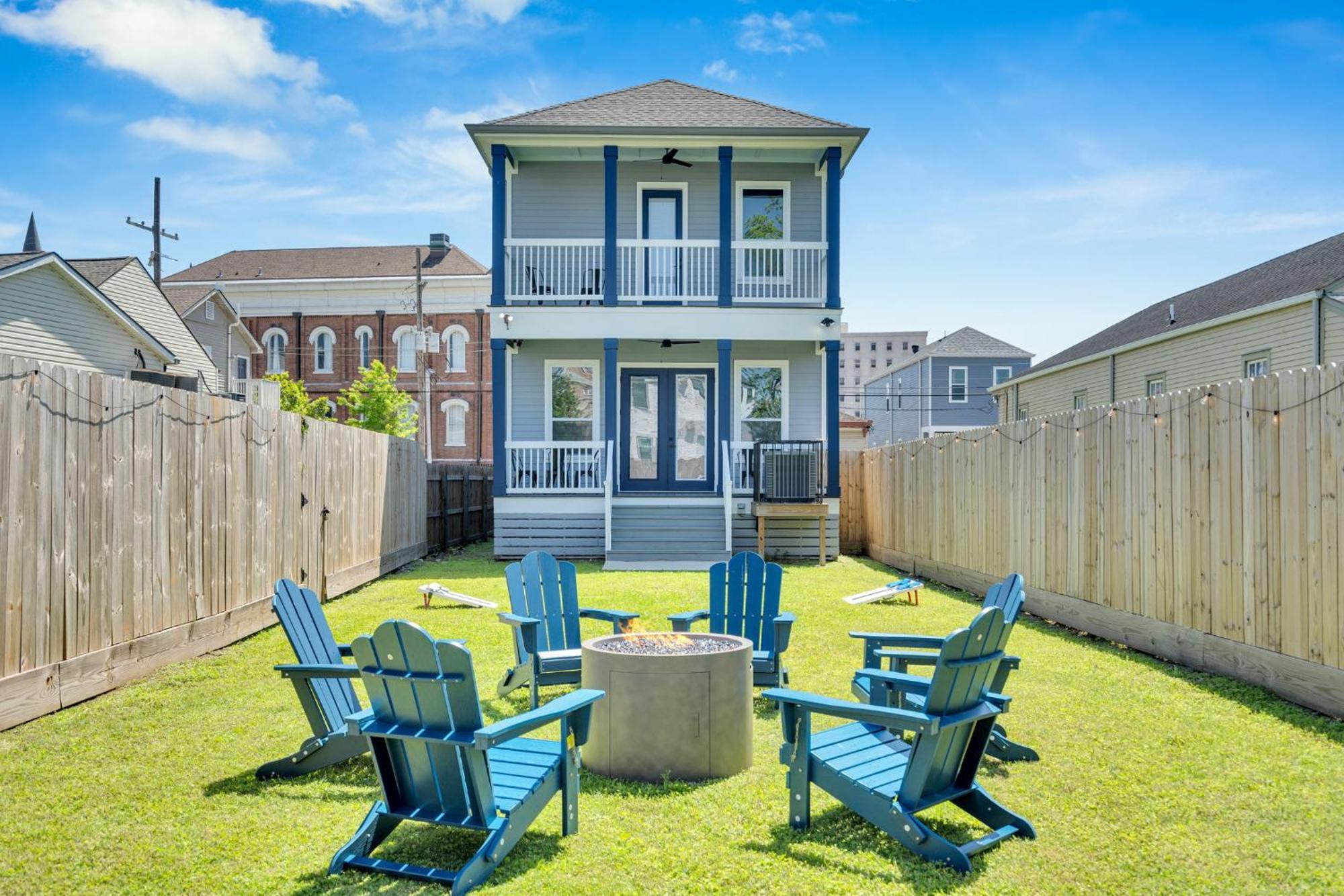 Holiday home Luxe 3br Huge Backyard & Balcony, Walk To Dome *
