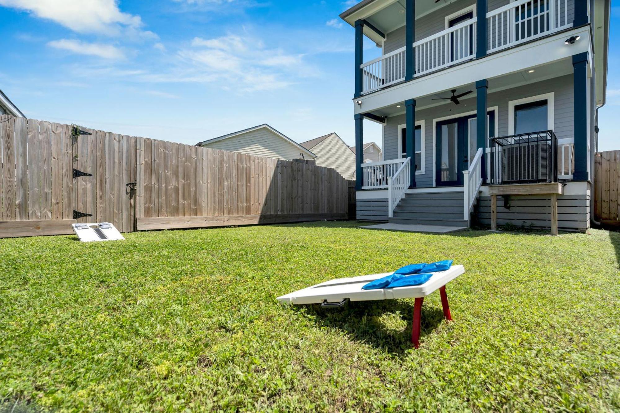 Luxe 3br Huge Backyard & Balcony, Walk To Dome Holiday home